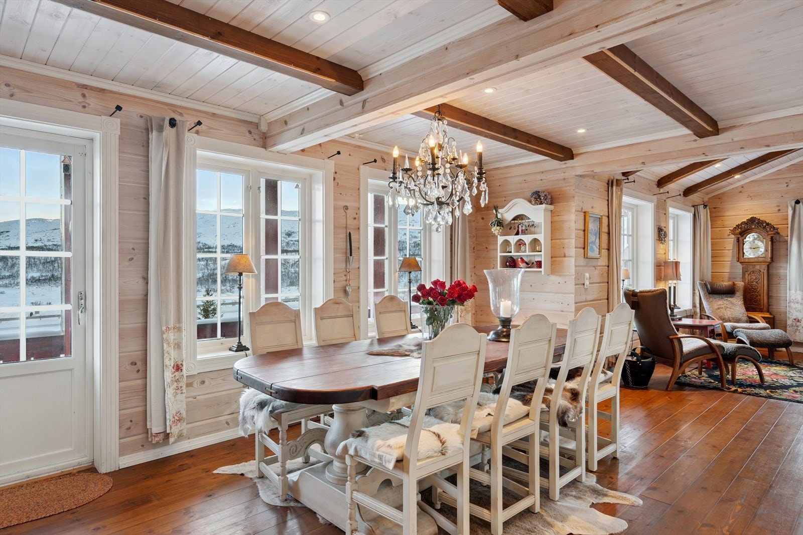 Inne i den lyse og vakre hytta kan en nyte nærheten til naturen i åpne og luftige rom. Galleribilde