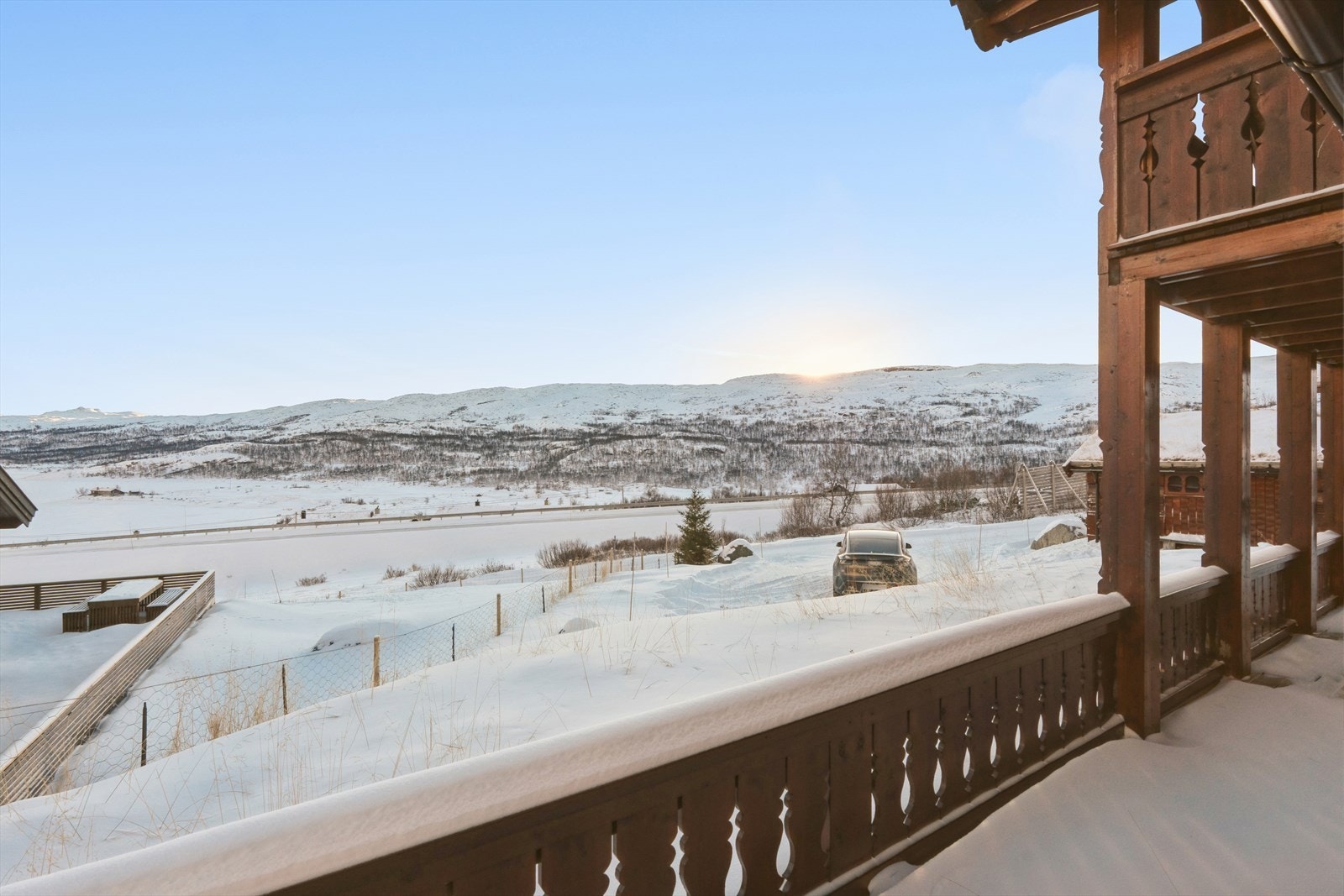 Tomta er åpen og romslig med god plass til lek og moro. Den har lett adkomst med gruset vei og parkeringplass for flere biler. Galleribilde