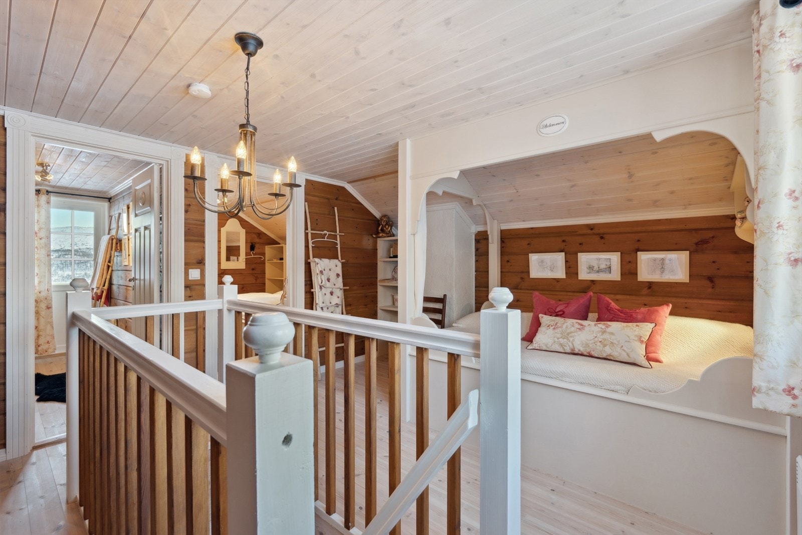 I loftsetasjen er det en koselig stue/soverom med himmelseng. Galleribilde