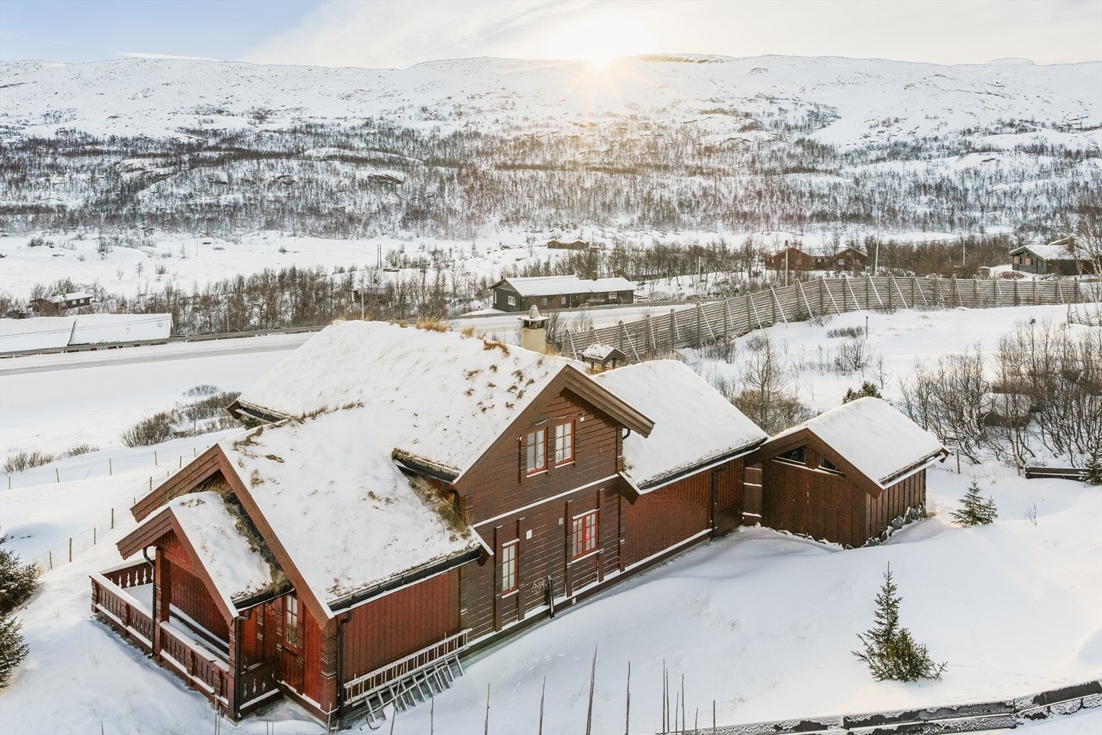 Eiendommen ligger omlag 1 010 moh. og er lett tilgjengelig fra både Øst- og Vestlandet året rundt. E16 har de siste årene vist seg som en meget vintersikker fjellovergang, og med den nye tunnelen er det svært liten trafikk på gamle E16 forbi Nystuen. Galleribilde