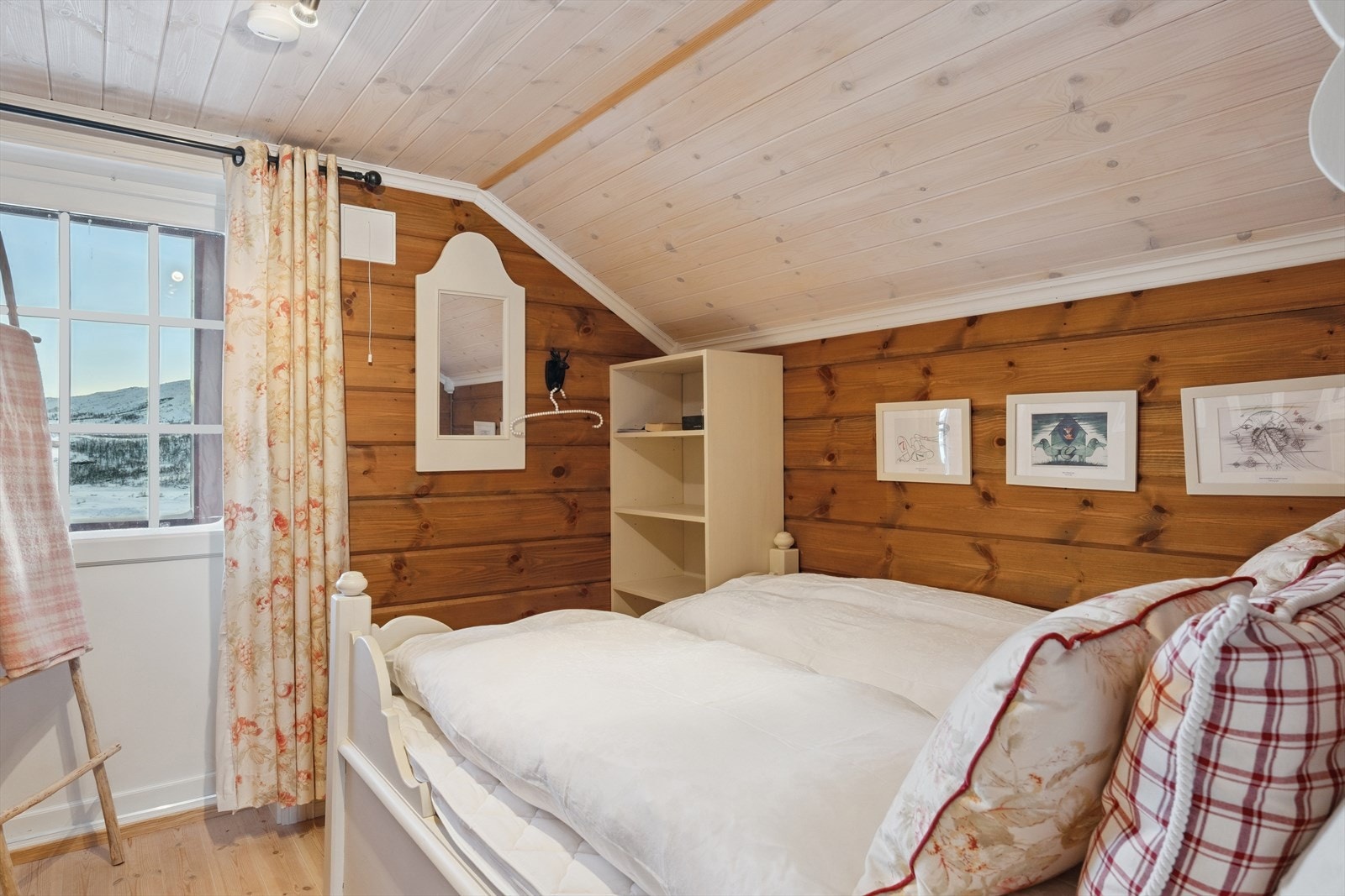 Fra de to soverommene er det utgang til terrasse. Galleribilde