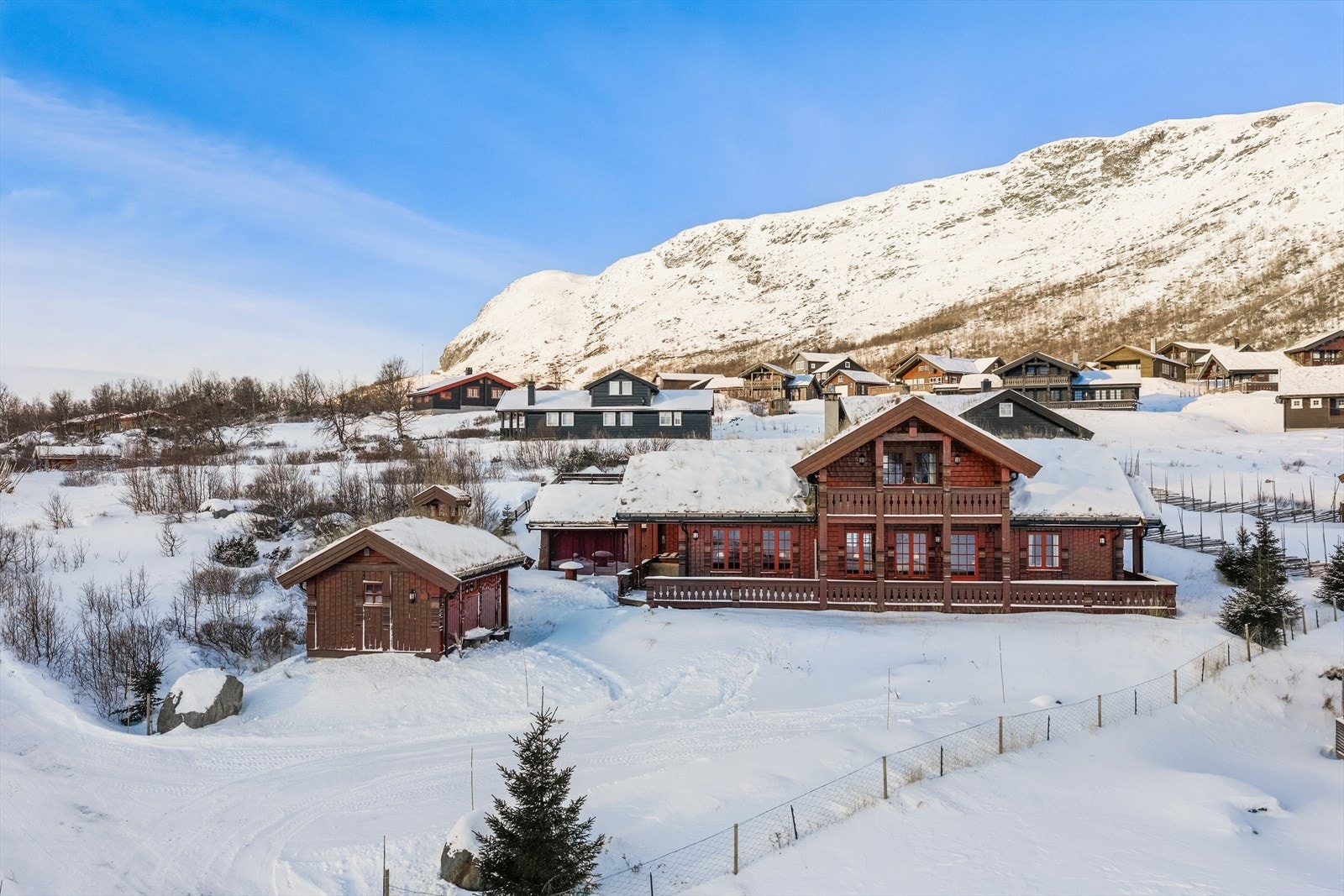 Fra den stilrene og familievennlige eiendommen er det nydelig utsikt til Otrøvatnet og flott fjellområder. Oppkjørte skiløyper og et utalls turmuligheter finner man i umiddelbar nærhet. Galleribilde