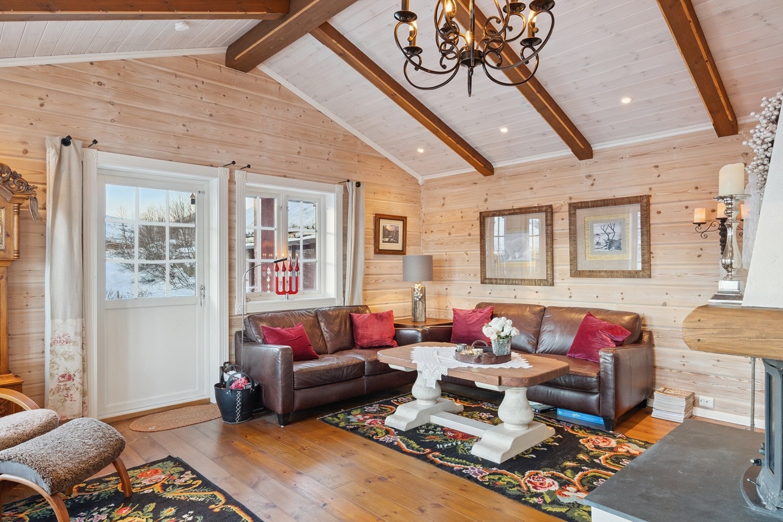 Fra rommene er det nydelig utsikt til Otrøvatnet og fjellene rundt, og det er to utganger til terrassen. Galleribilde