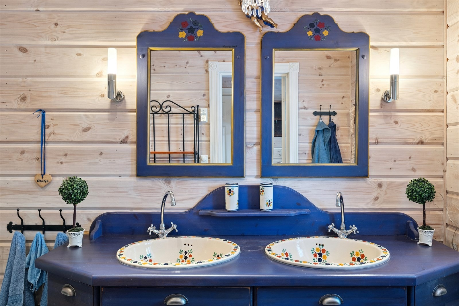 På badet er det heltre baderomsinnredning med to nedfelte servanter, frittstående dusjkabinett og toalett. I yttervegg er det vanlig ventil og elektrisk avtrekksvifte. Galleribilde