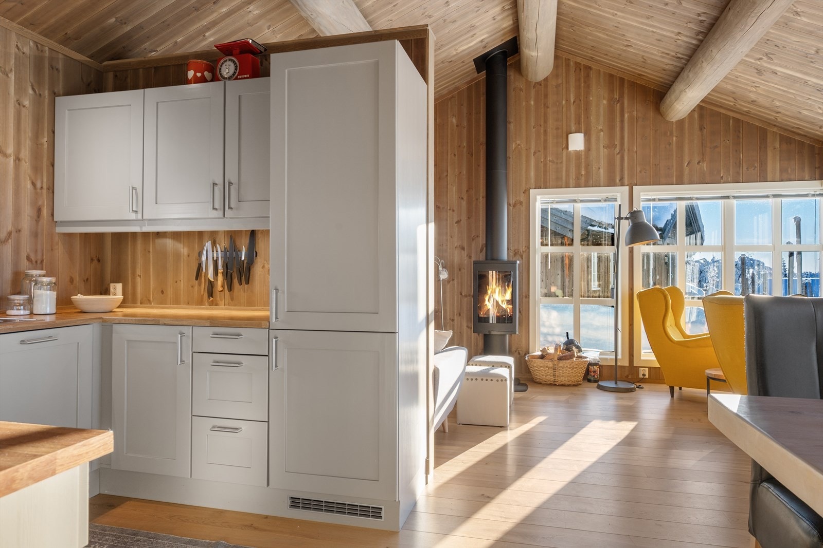 Det er oppbevaringsplass i både skap og skuffer. Galleribilde