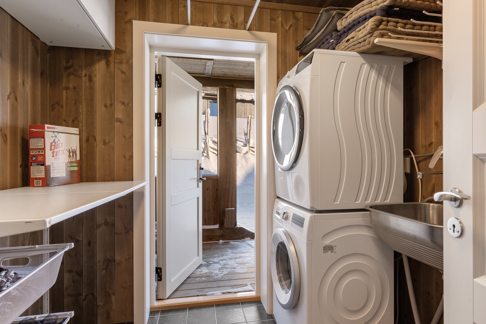 I tillegg har boligen et praktisk innredet vaskerom med både innvendig og utvendig adkomst. Galleribilde