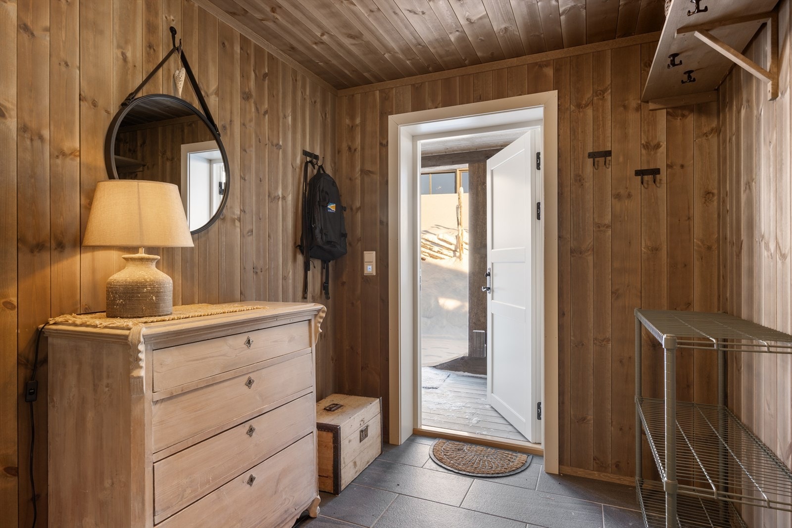 En lun, praktisk entré og gang m/flislagt gulv ønsker deg velkommen inn! Galleribilde