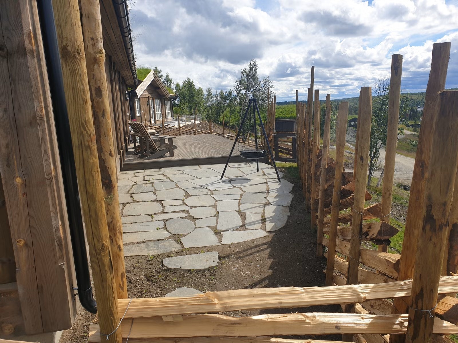 Selgers eget bilde - deler av uteområdet er belagt med skiferheller. Galleribilde