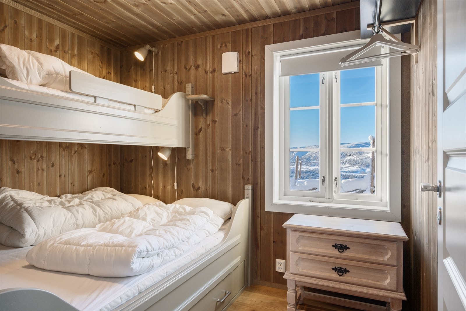 Soverom 2 og 3 er praktisk innredet med plassbygd familiekøye i malt utførelse. Galleribilde