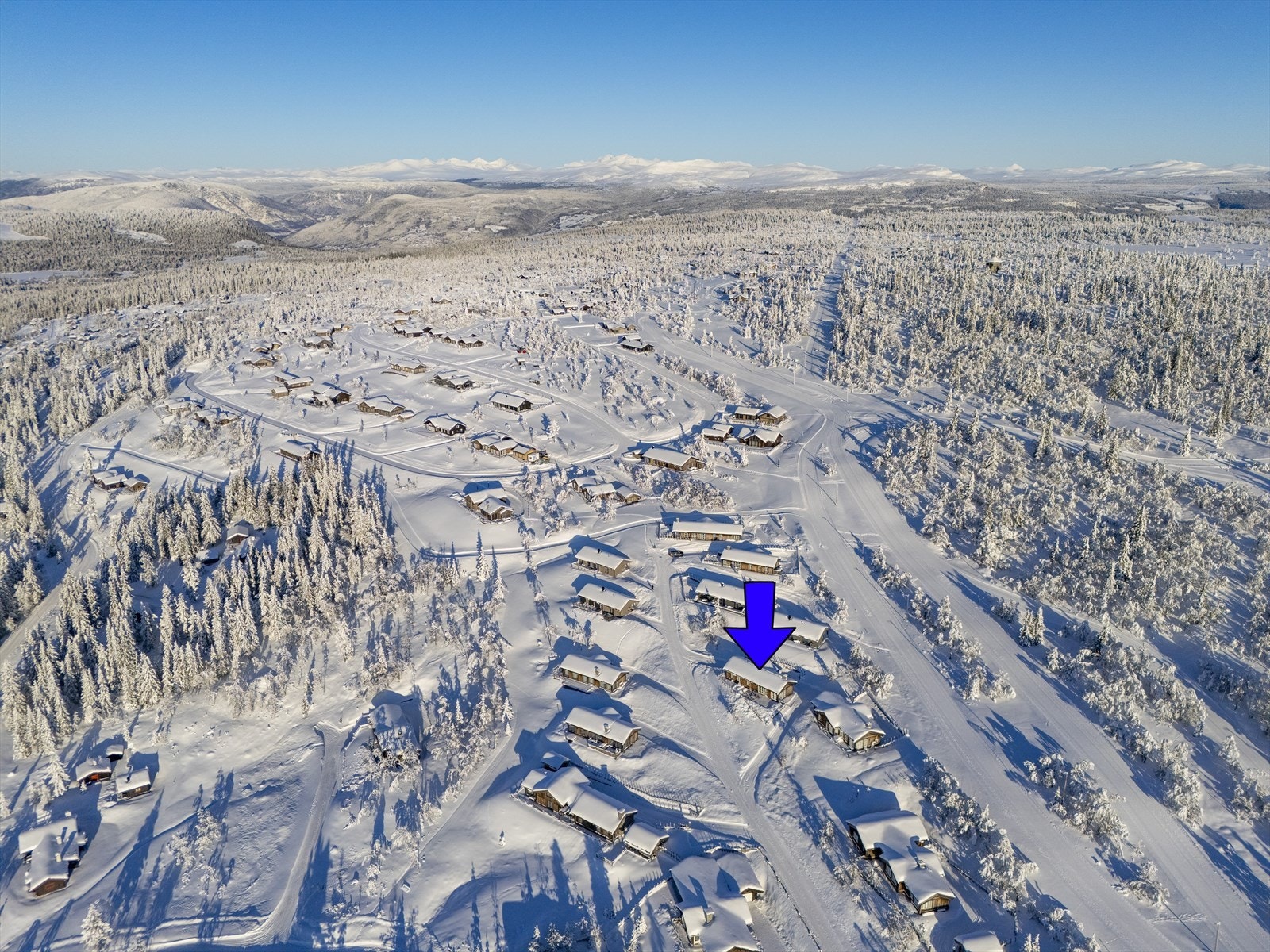 Området er kjent for tidlig sesongstart på ski - langrenns- og rulleskiløype går rett bak hytta. Galleribilde