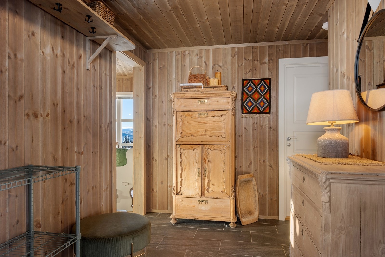 Det er god plass til yttertøy og sko mm. Galleribilde