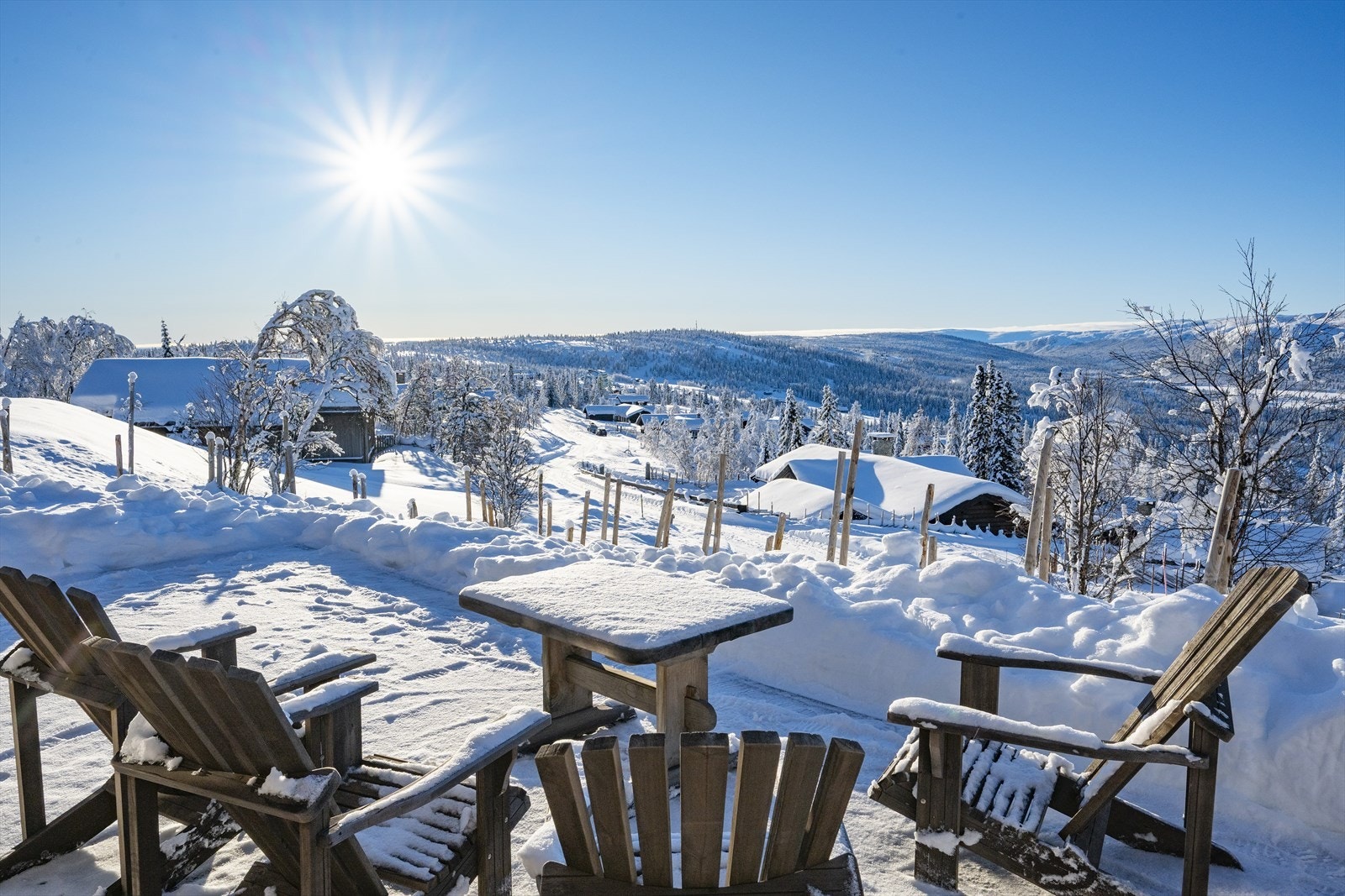 Her kan man slappe av og nyte både utsikt og sol. Galleribilde