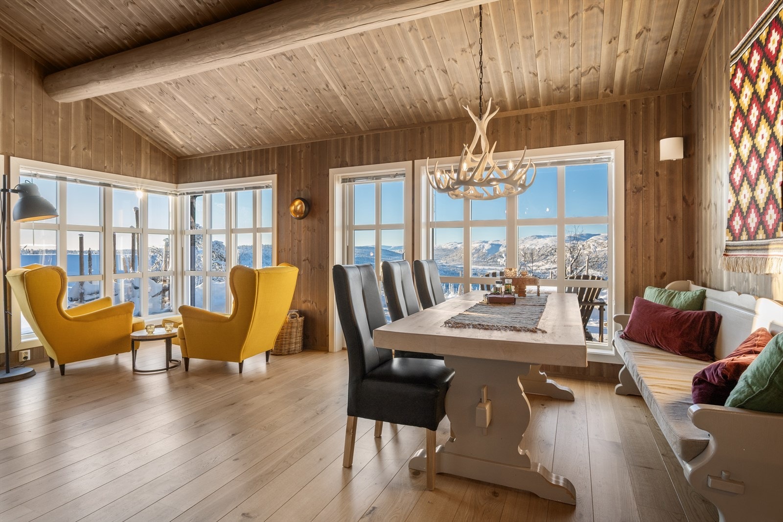 Videre inn ligger stue og kjøkken i dels åpen løsning. Galleribilde