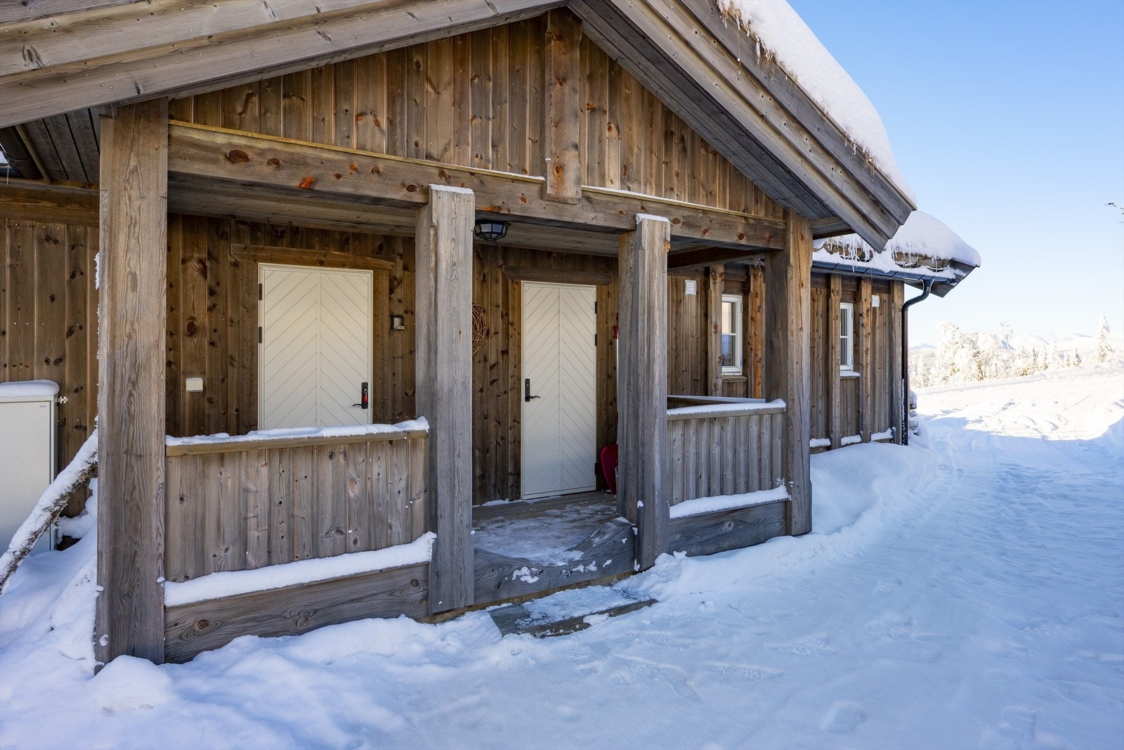 Praktisk, overbygd inngangsparti - den ene døren leder inn til separat vaskerom. Galleribilde