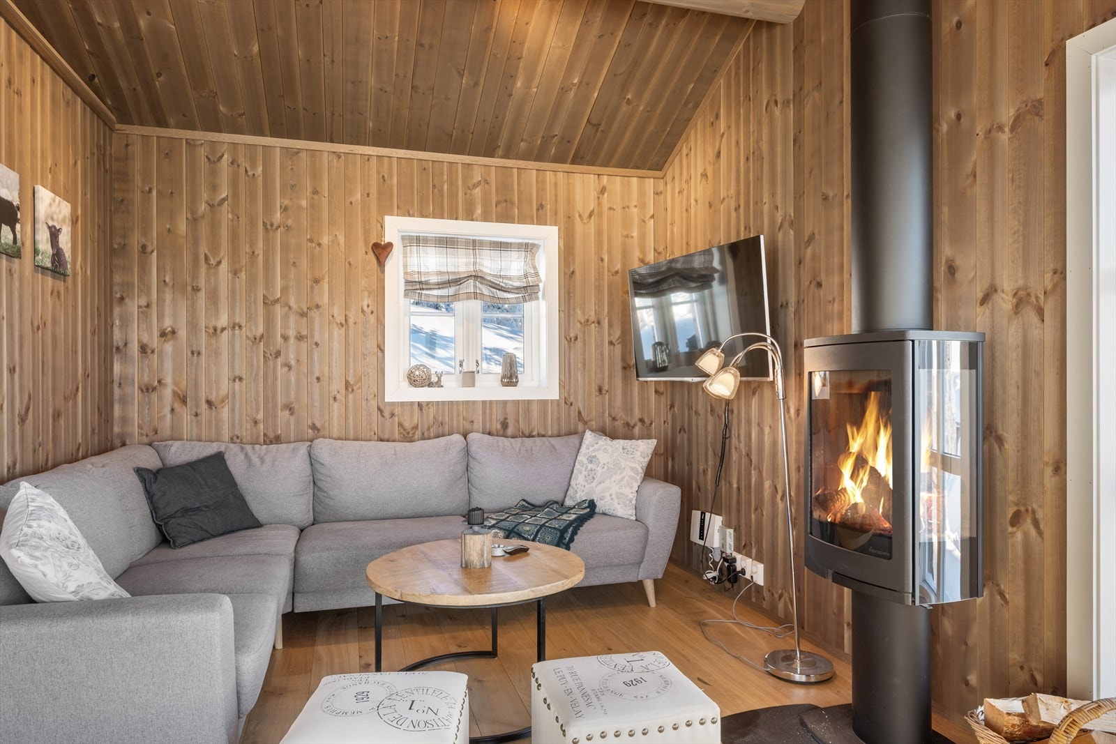 Stua har gode møbleringsmuligheter med plass til både sofagruppe og lenestoler mm. Galleribilde