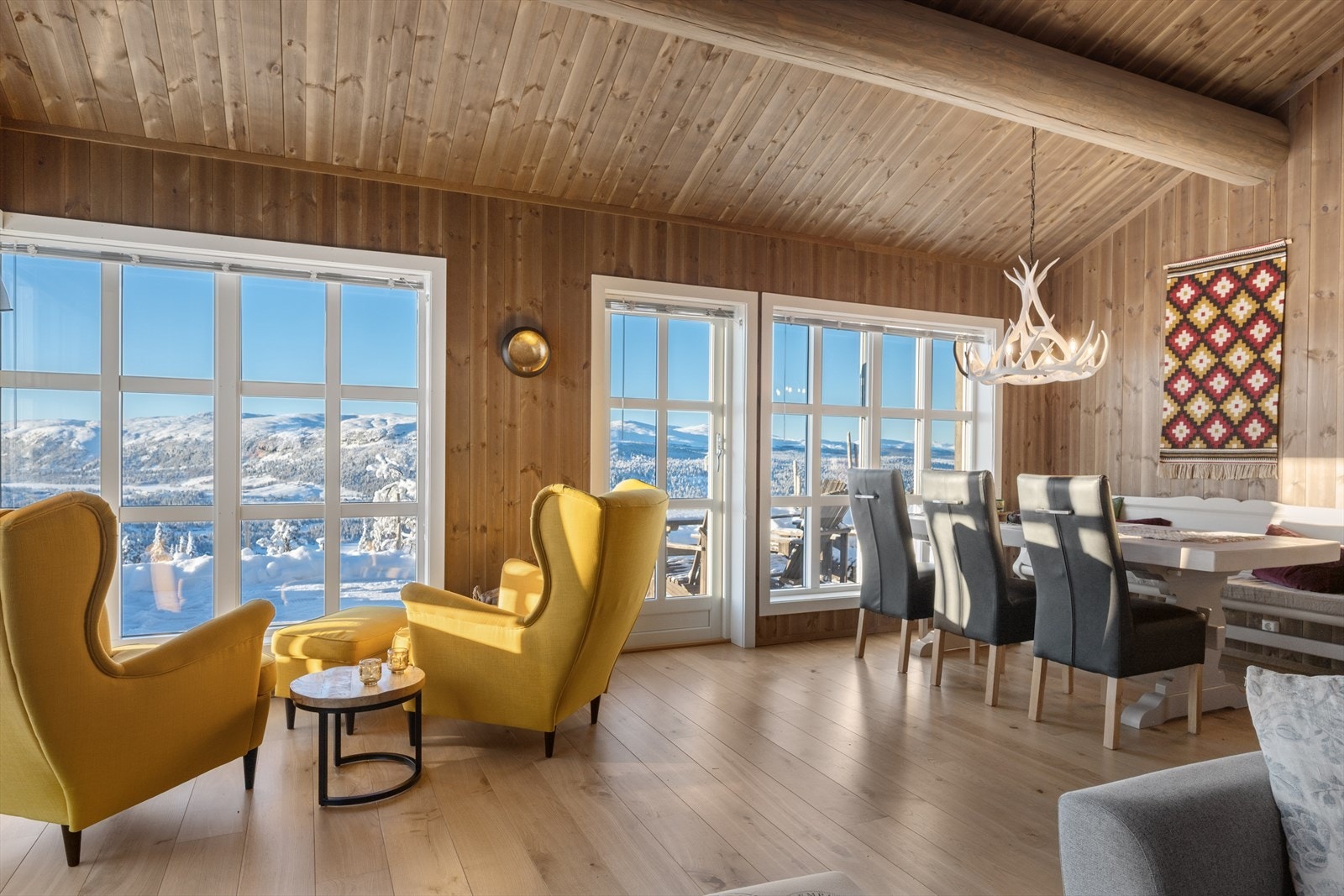 Den flotte utsikten kan nytes fra alle deler av rommet. Galleribilde