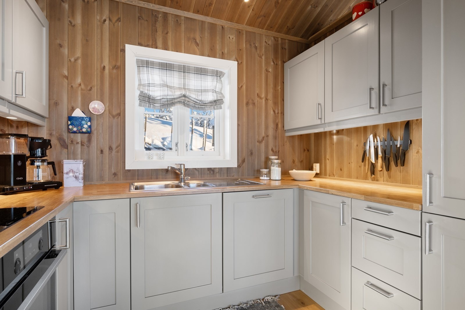 Kjøkkenet er utstyrt med integrerte hvitevarer. Galleribilde