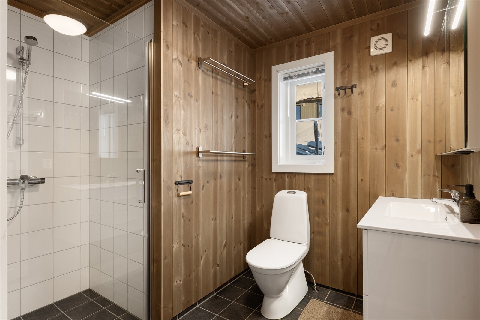 Bad 2 ligger i gangen utenfor soverommene. Galleribilde