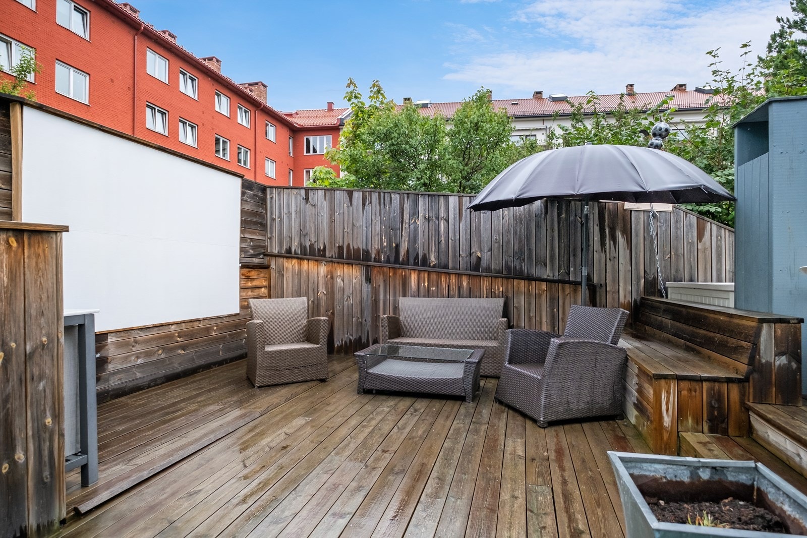 Borettslaget har en flott opparbeidet bakgård, med utekino og flere sittegrupper til sosiale sammenkomster. Galleribilde