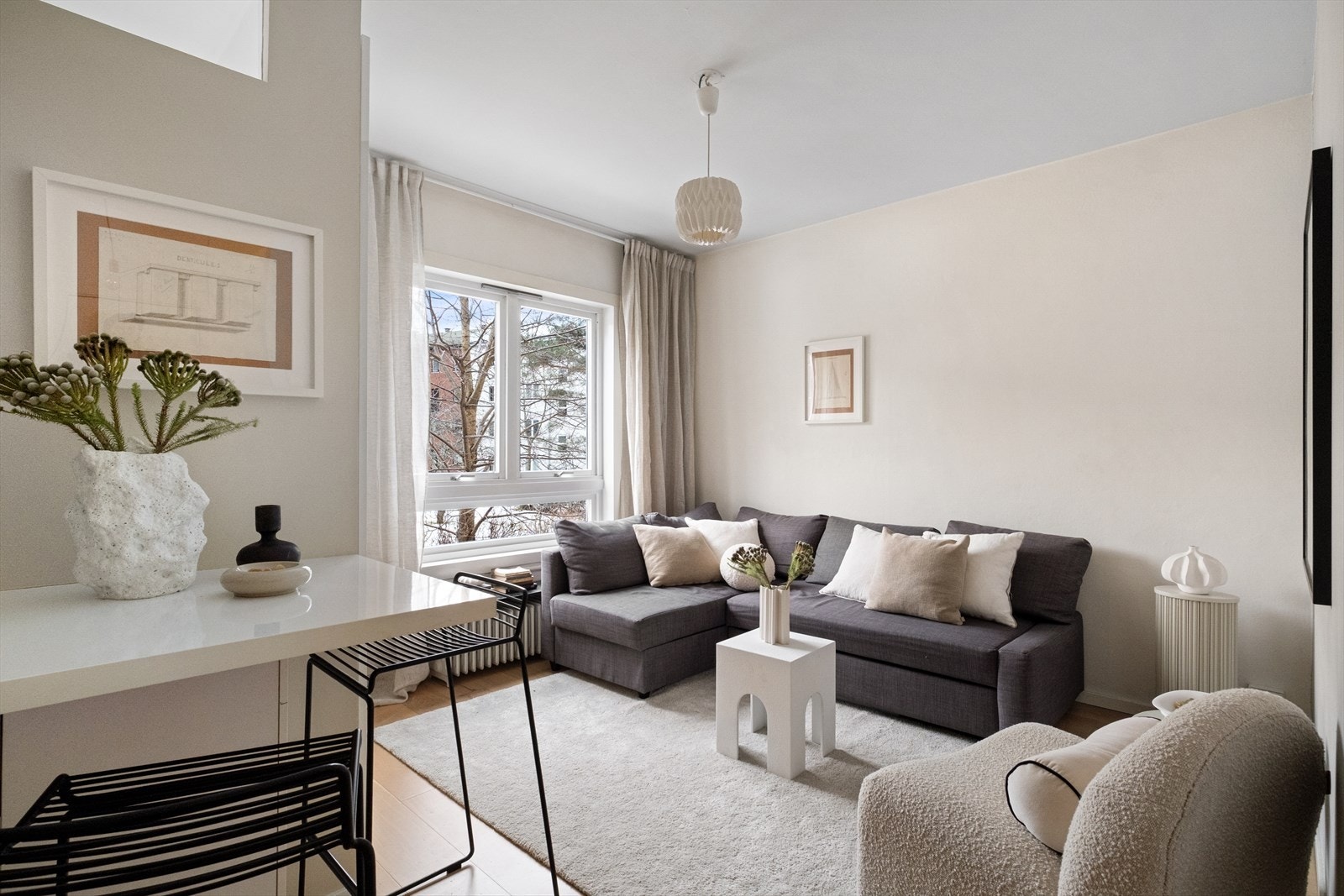 En lys og arealeffektiv 1-roms leilighet med attraktiv og sentral beliggenhet på Sagene. Leiligheten har god takhøyde på 2,63 meter og store vindusflater som gir en åpen og luftig romfølelse. Galleribilde