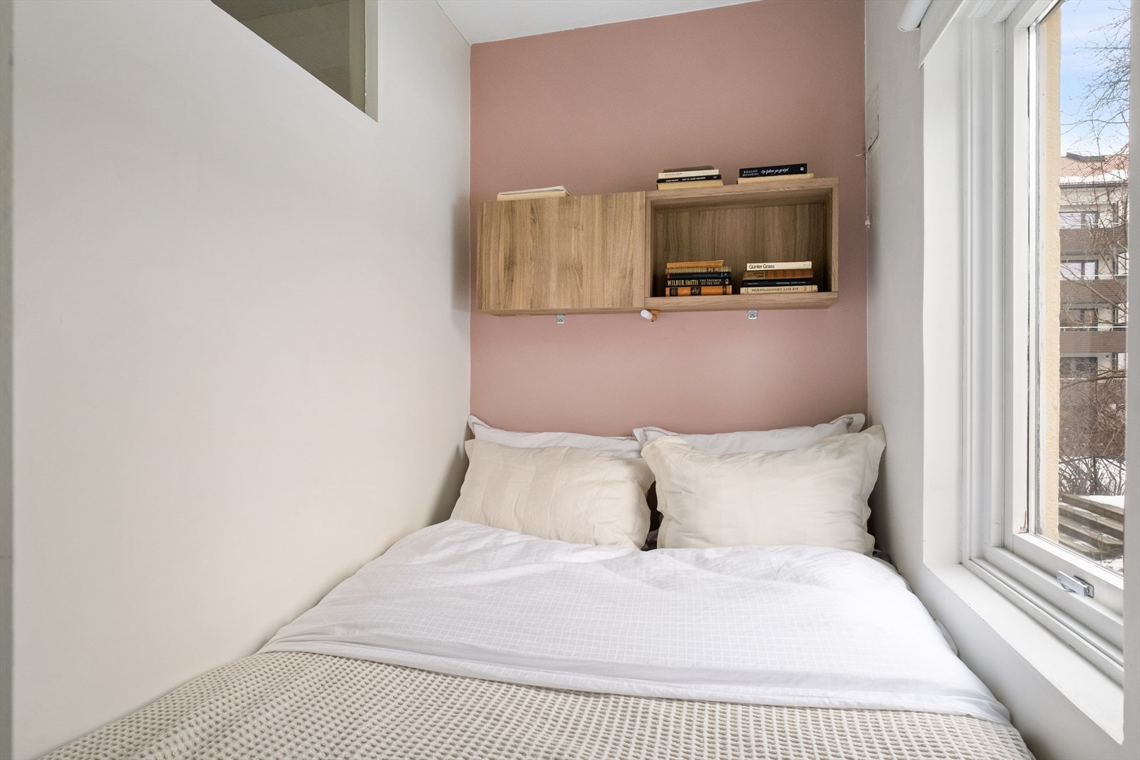 Praktisk alkove med skyvedør. Her er det plassbygd seng med ca. 140 cm i bredde. Sovealkoven har et stort vindu som sørger for både lufting og godt lysinnslipp. Galleribilde