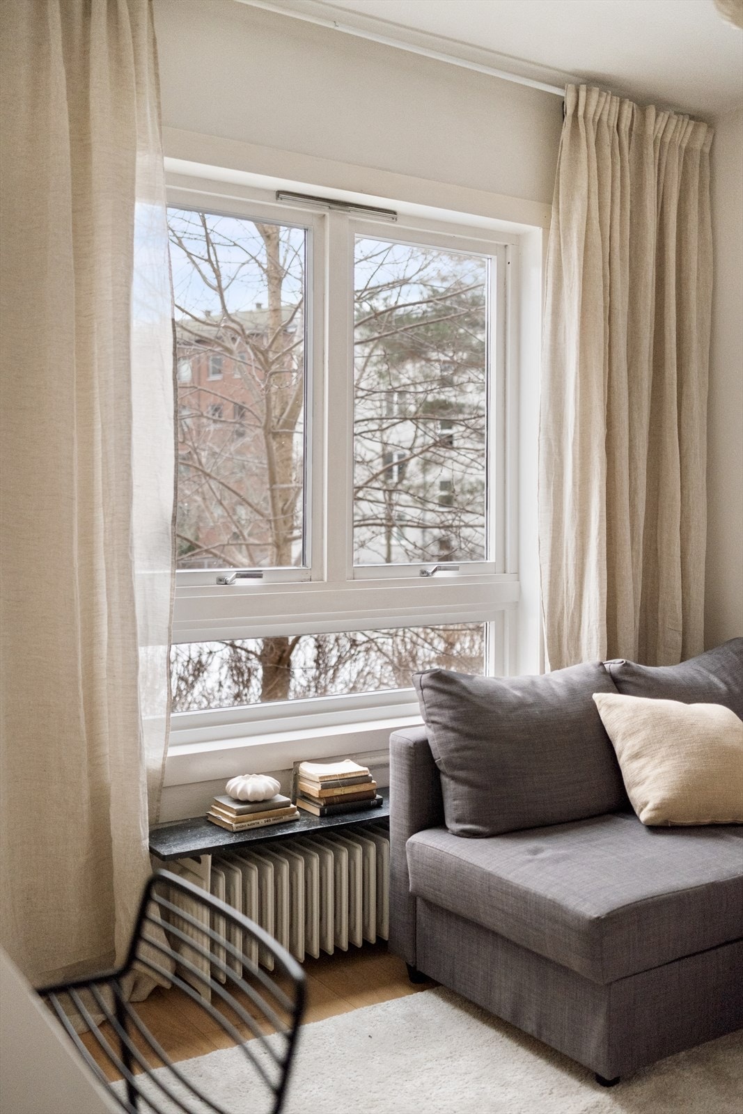 Leiligheten vender mot en skjermet og frodig bakgård med flere sittegrupper, utekino og felles grillplass. Galleribilde