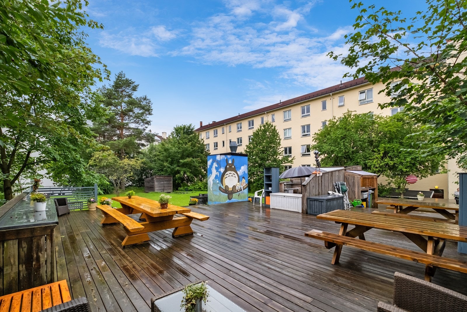 Felles bakgård. Galleribilde