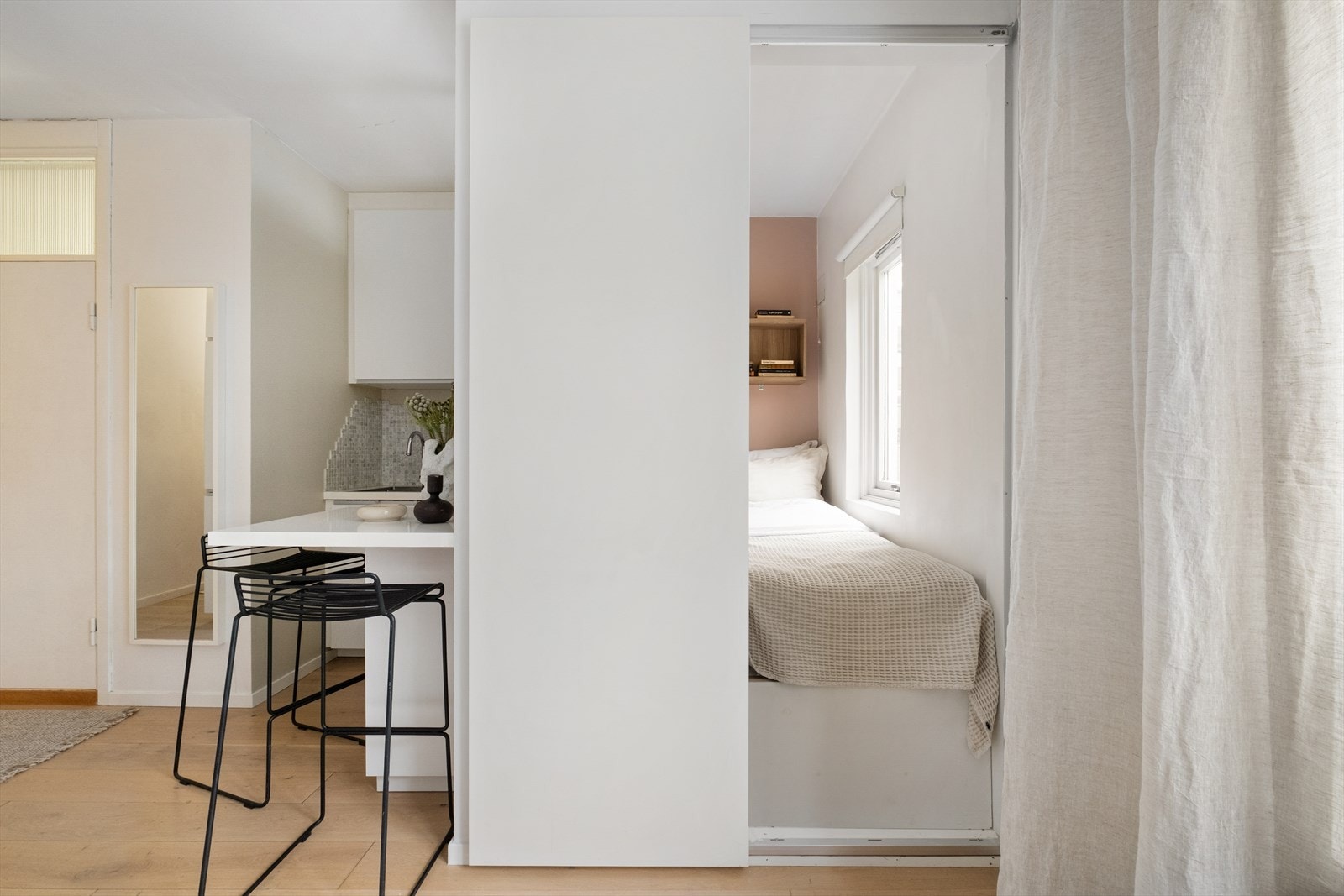 Den smarte planløsningen gir en naturlig inndeling med sovealkove, kjøkken og stue, samt godt med oppbevaringsplass og fleksible innredningsløsninger. Galleribilde