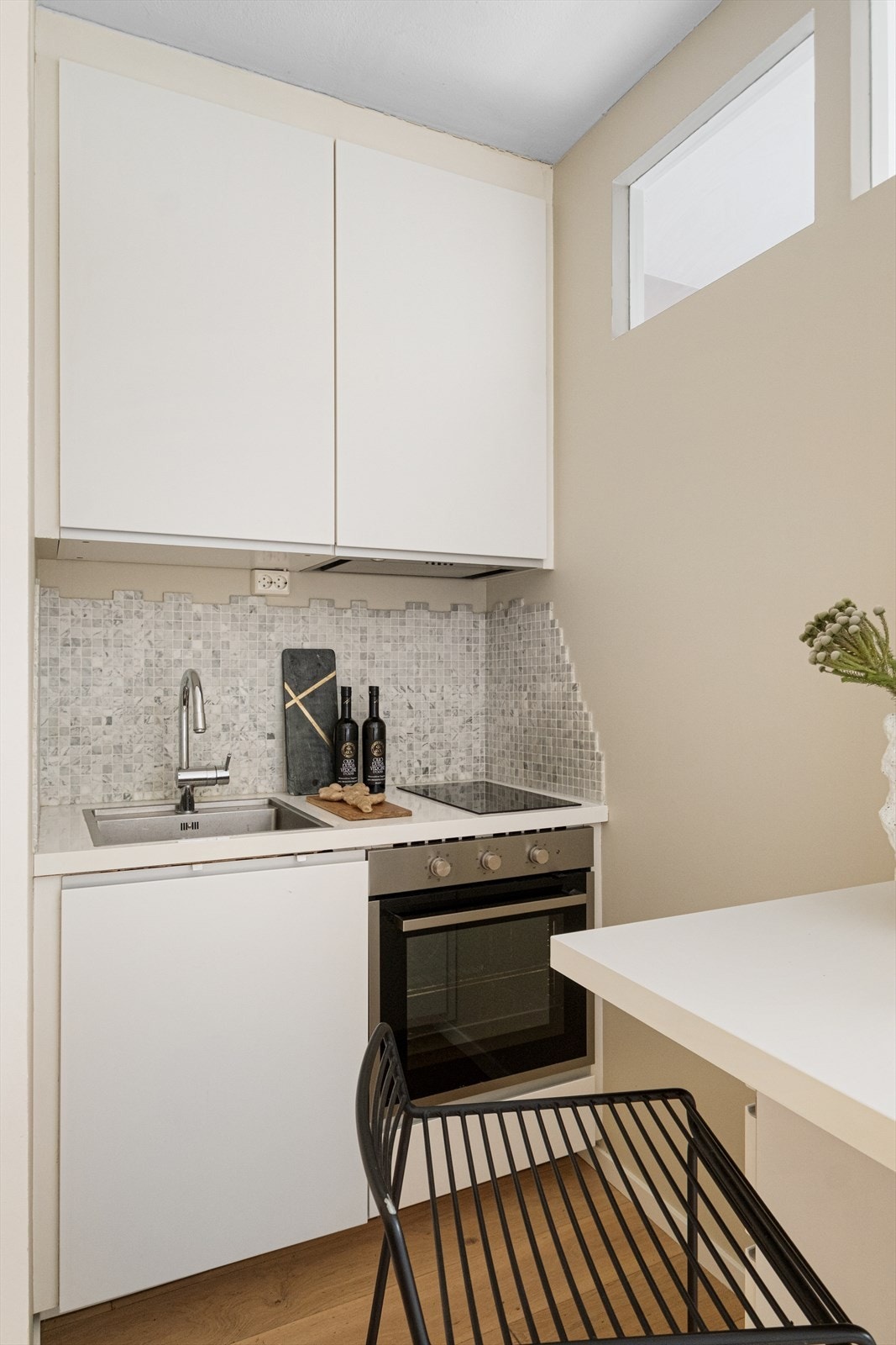 Kjøkkenet er svært arealeffektivt med integrert stekeovn og platetopp. Galleribilde