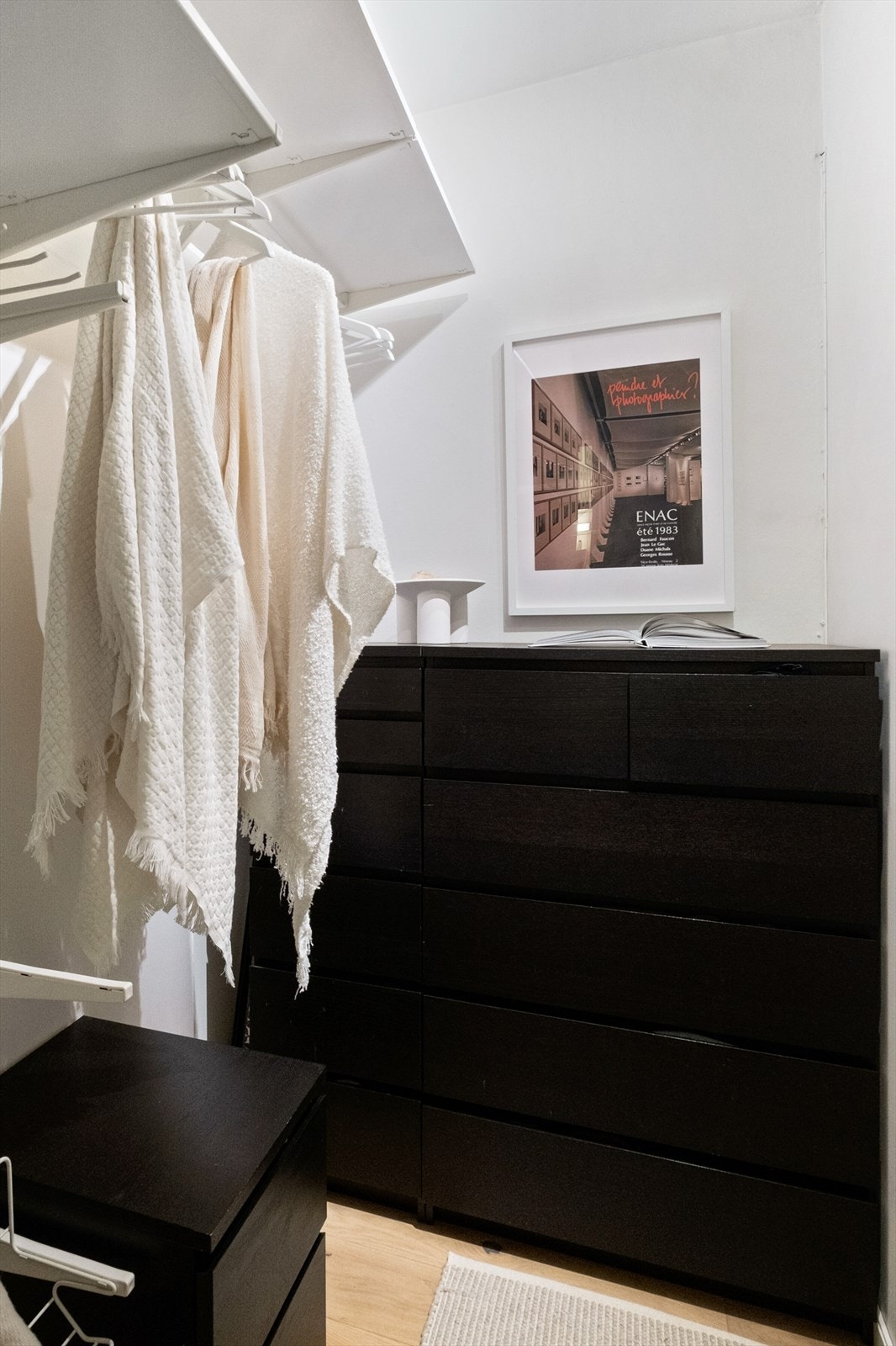 I entréen er det satt opp en lettvegg som skiller stue og gang, og etablert walk-in-garderobe. Galleribilde