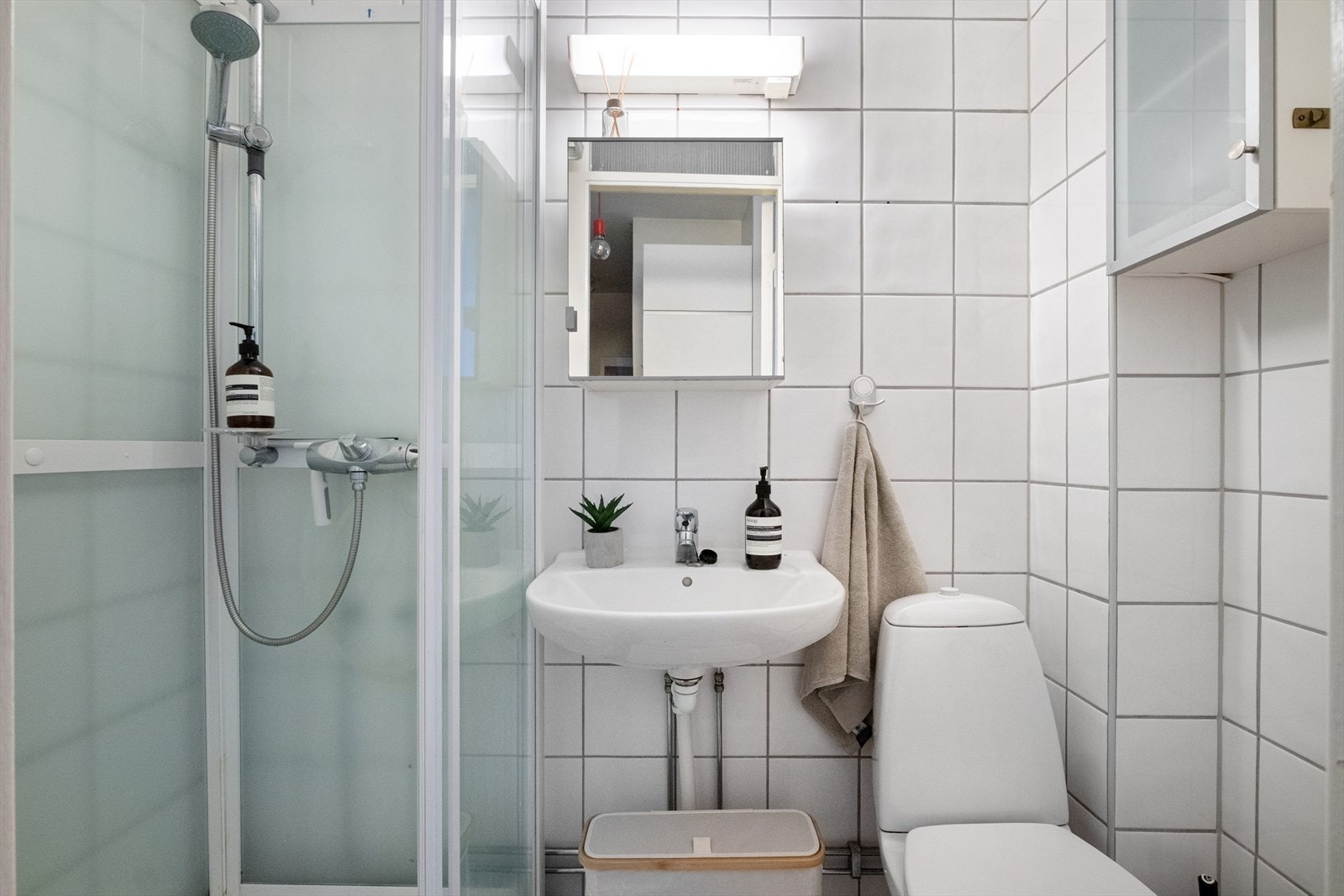 Badet ble totalrenovert av borettslaget i 2001 og har fliser på gulv og vegger. Galleribilde