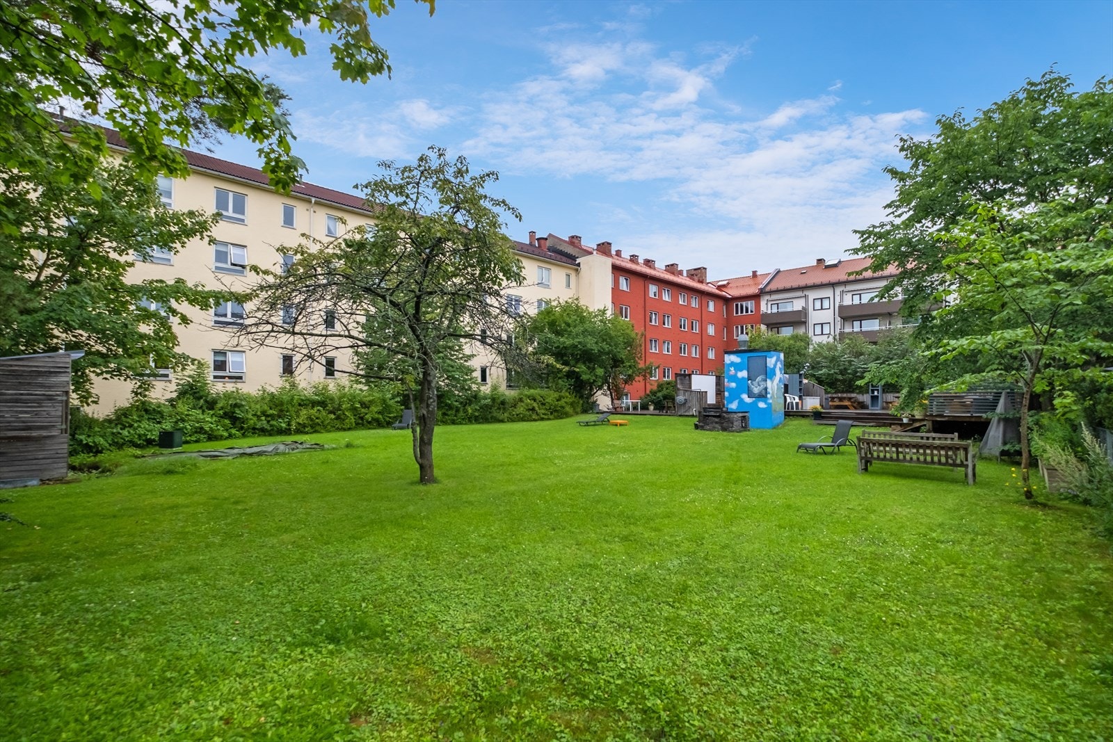 Felles bakgård. Galleribilde