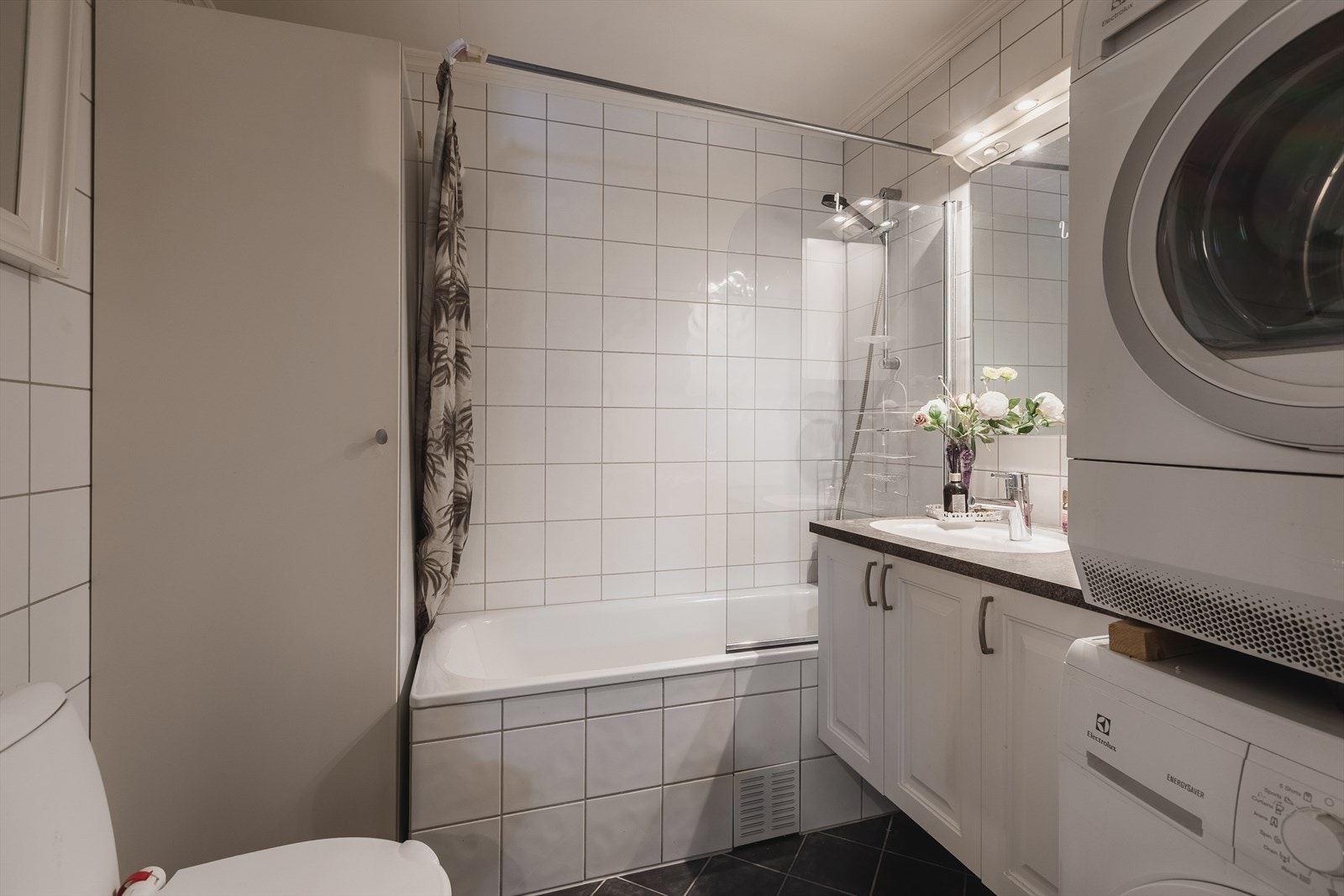 Servant innredning med skap, toalett og badekar med dusj. Galleribilde