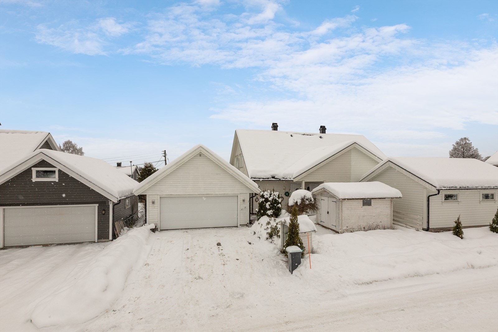 Dobbel garasje fra 2017, utebod og sportsbod ved inngangen. Romslig med parkering på egen grunn. Galleribilde