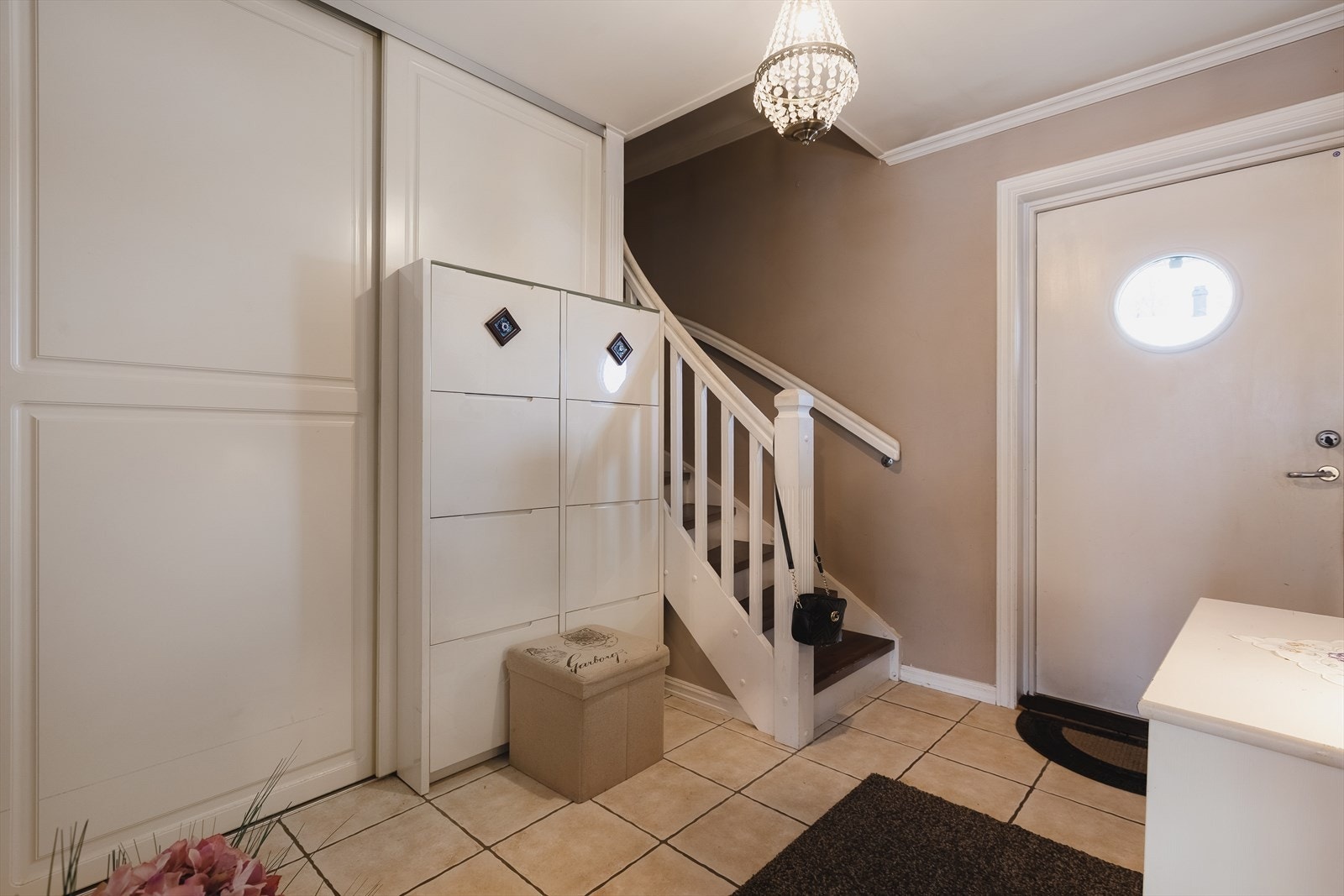 Entreen er av god størrelse og har praktisk skyvedørsgarderobe. Flislagt gulv med varmekabler. Galleribilde