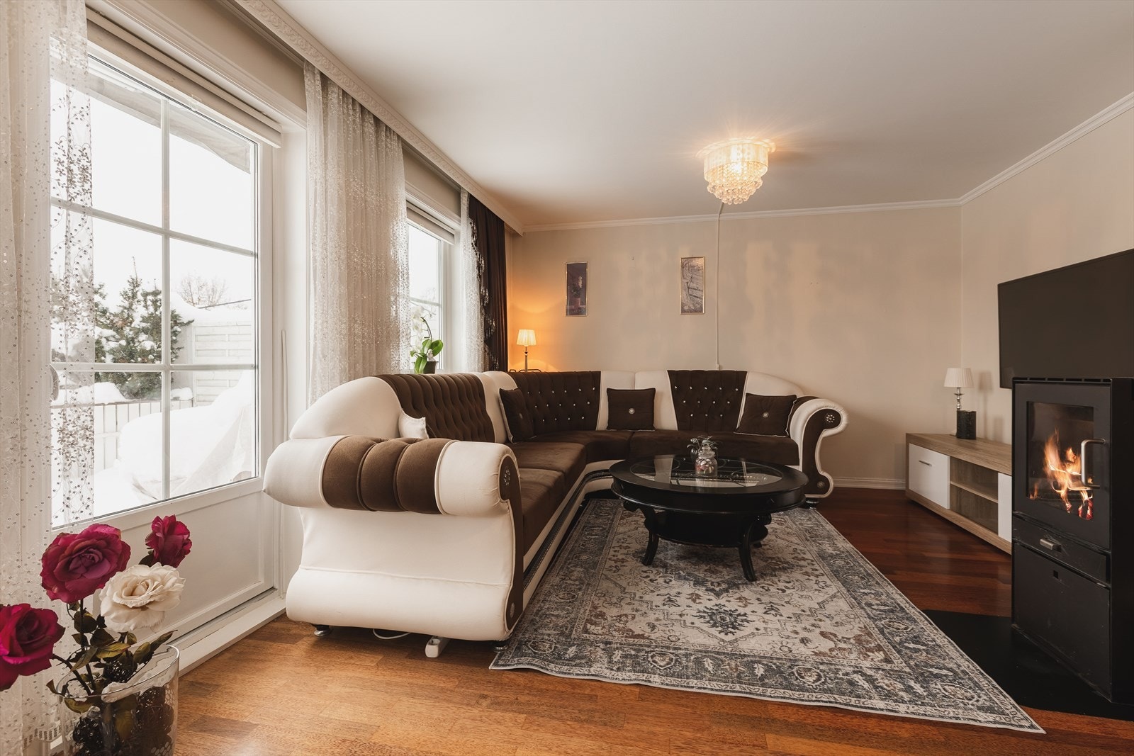 Fra stuen er det utgang til en solrik tarrasse med markise for varme sommerdager. Galleribilde