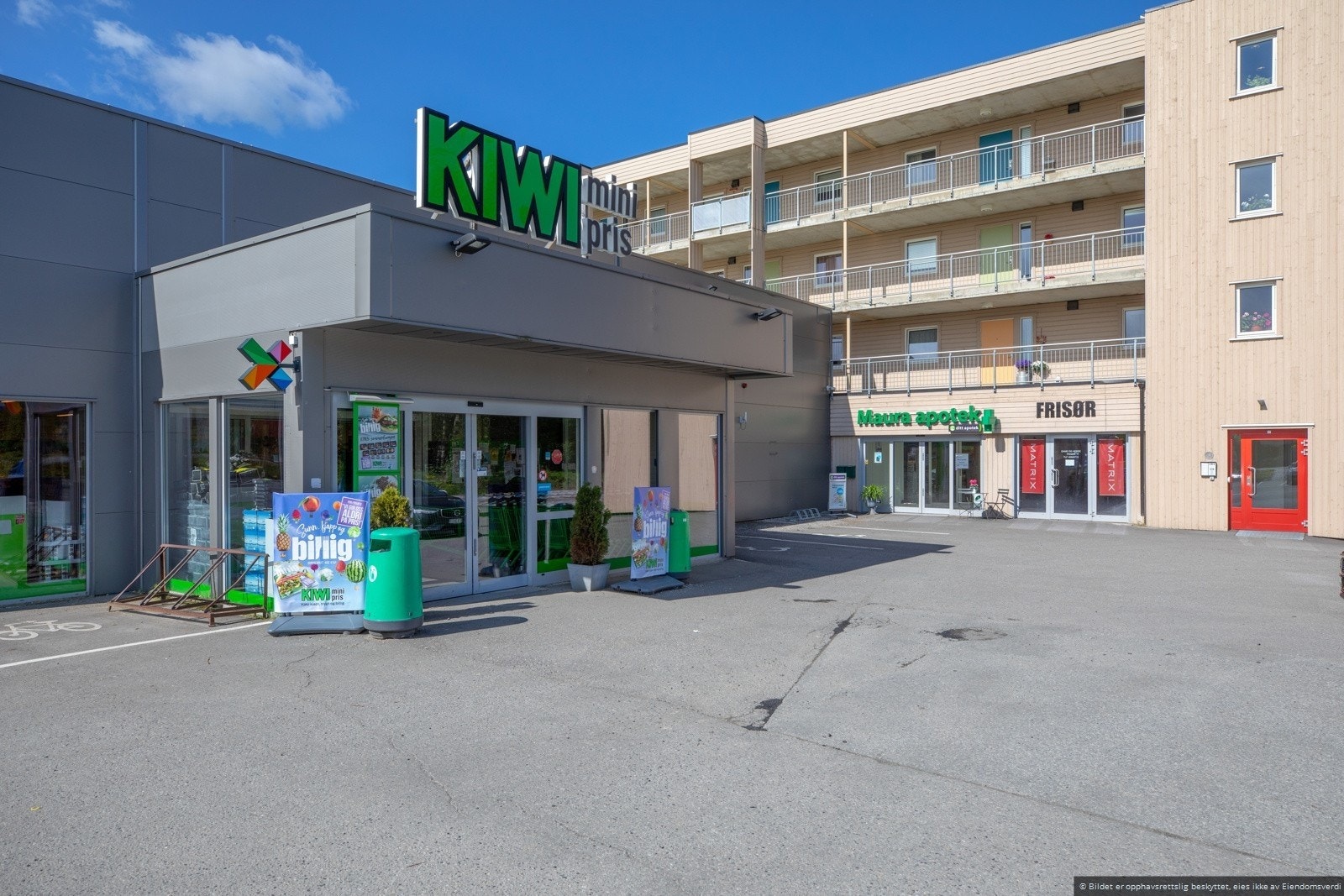 Fra boligen er det kort vei til nærbutikker bla. Kiwi og Rema 1000. Galleribilde