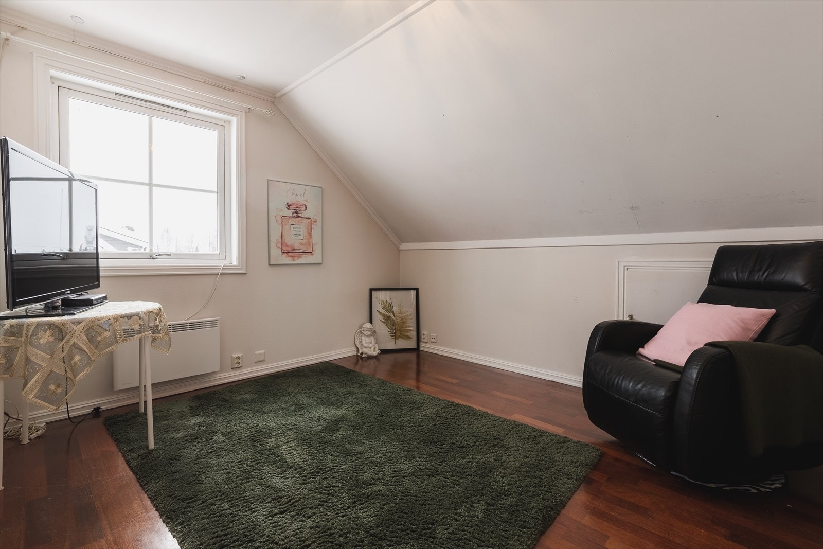 I 2. etasje er det tre gode soverom med oppbevaringsmuligheter i kneveggene. Galleribilde