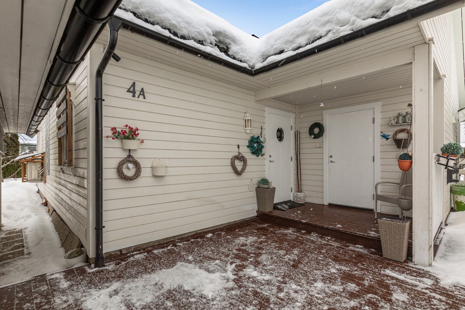 Eiendommen har rikelig med lagringsplass da det også er en sportsbod i tilknytning inngangspartiet. Galleribilde