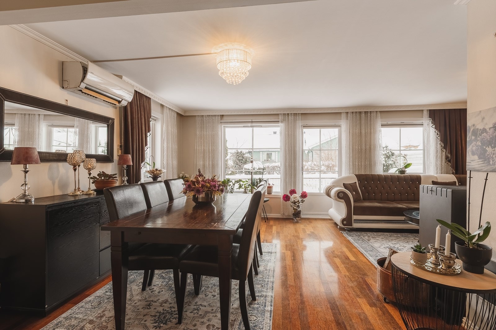 Fra spisestuen er det utgang til en solrik terrasse samt skjermet hage. Galleribilde