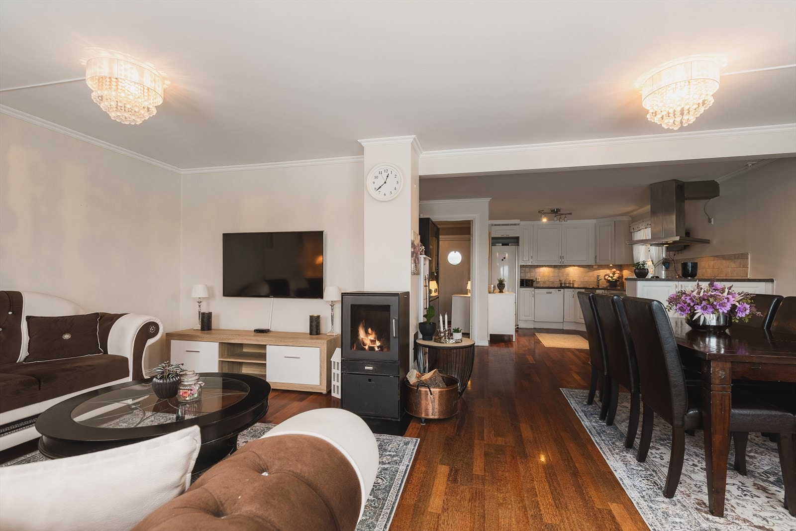 Fin og luftig stue som er slått sammen med spisestuen. Galleribilde