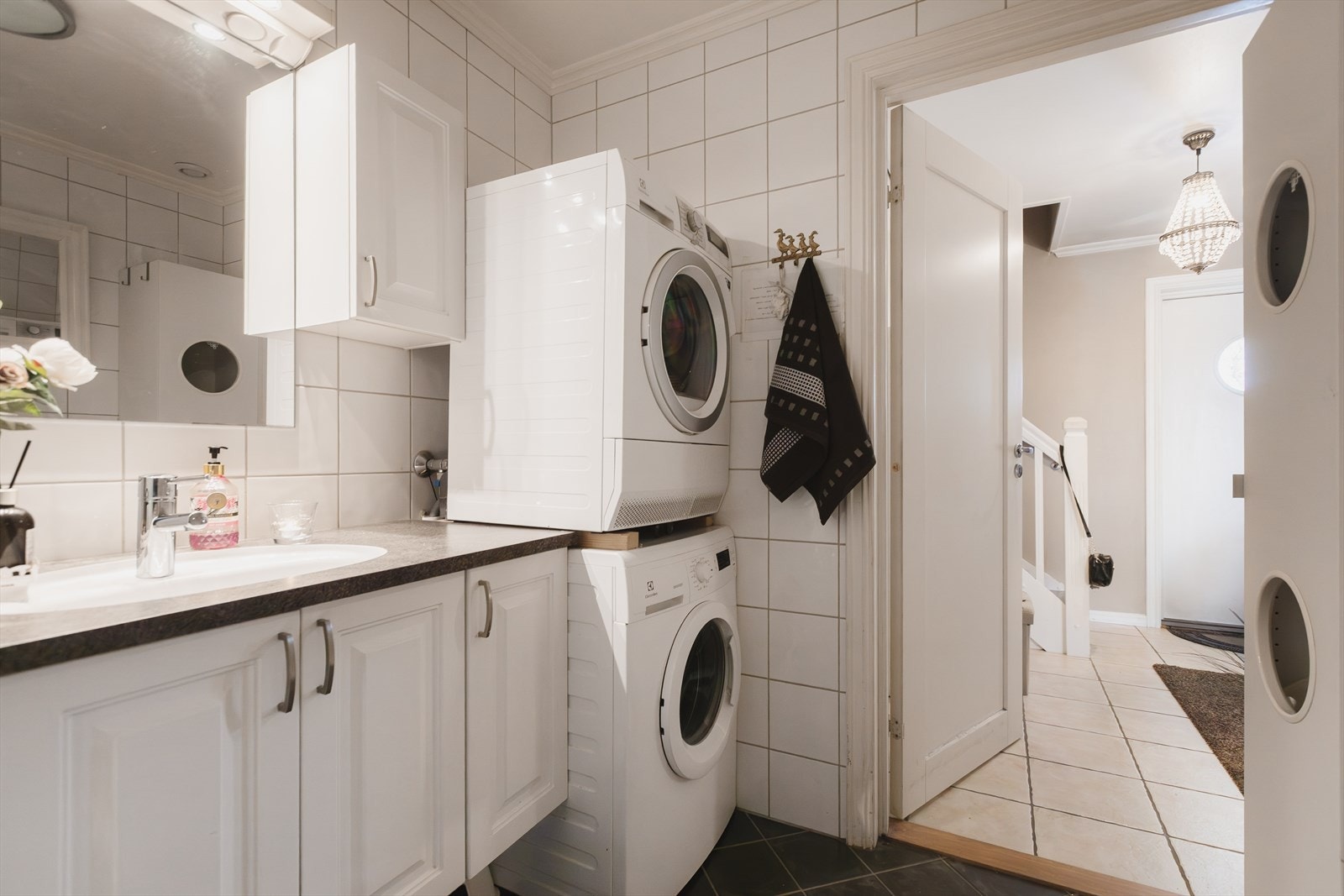 Flislagt bad med gulvvarme samt opplegg for vaskemaskin og tørketrommel. Galleribilde