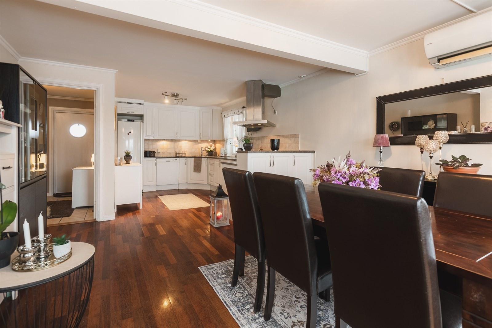 Kjøkken og spisestue er i åpen løsning. Oppvarming her er både varmepumpe og peisovn. Galleribilde