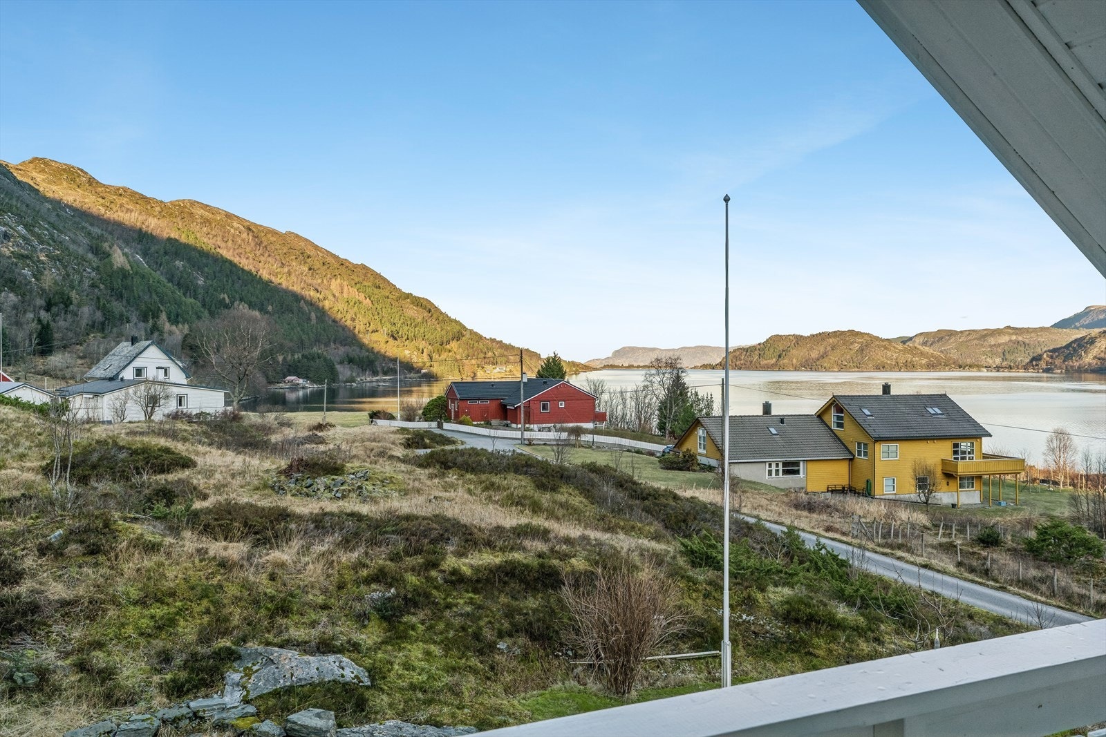 Kun 4 km til skole, barnehage og Joker på Flatraket. Ca. 20 min til Måløy, 25 min til Selje og 50 min til Nordfjordeid Galleribilde