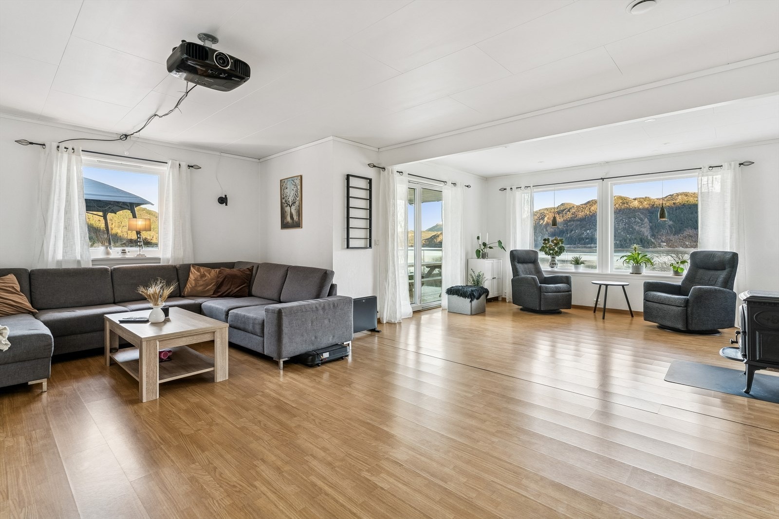 Stue er av god størrelse og har gode møblerings muligheter Galleribilde