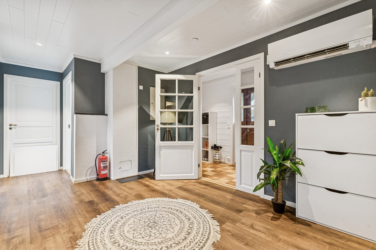 Gang underetasje. Boligen varmes opp med varmepumpe, vedfyring og elektrisitet (varmekabler på baderom) Galleribilde