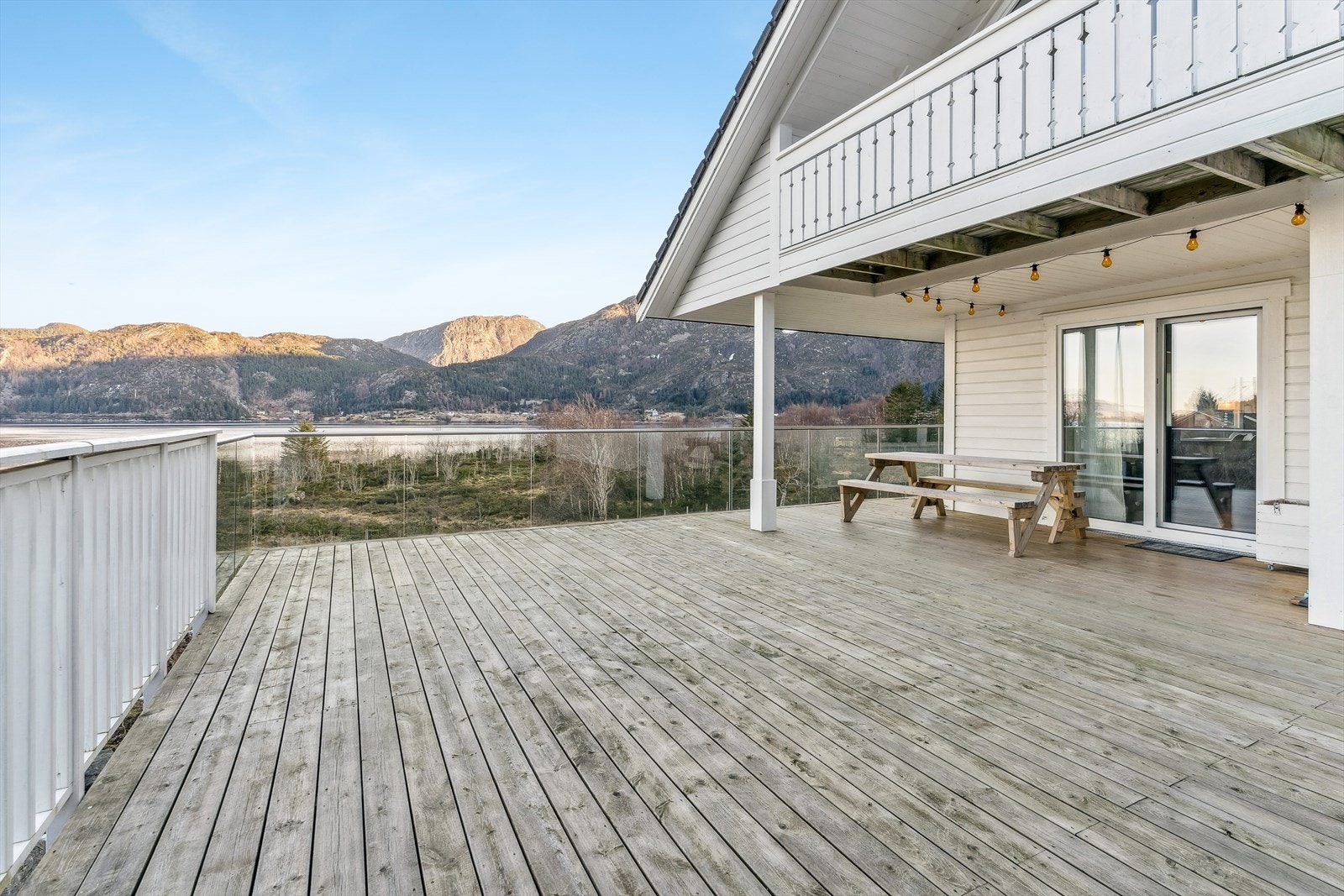 Fra stuen er det utgang til en stor terrasse Galleribilde