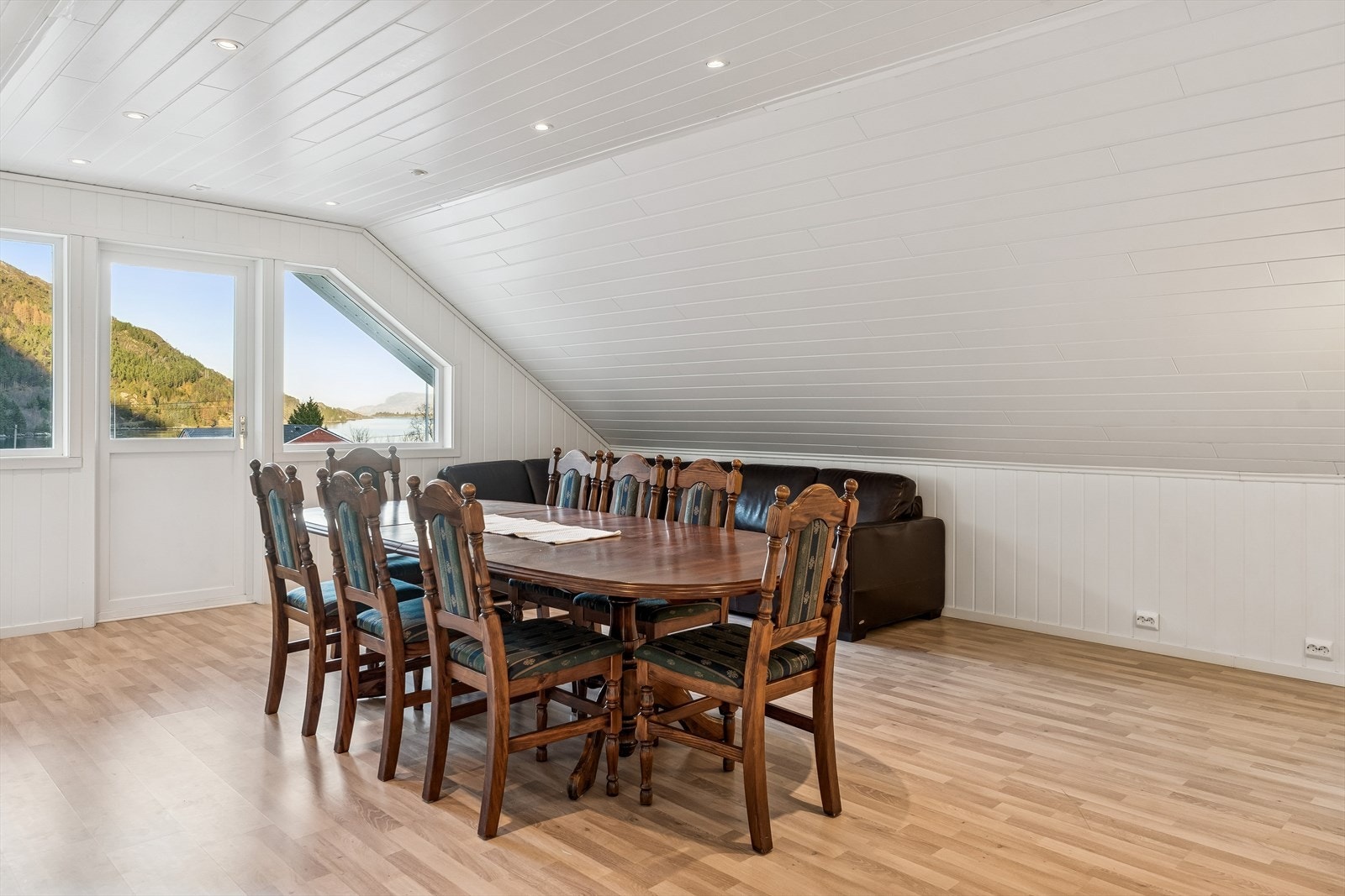 Loftet ble innredet i 2012 og inneholder , loftstue med utgang til balkong, 3 soverom og toalett Galleribilde