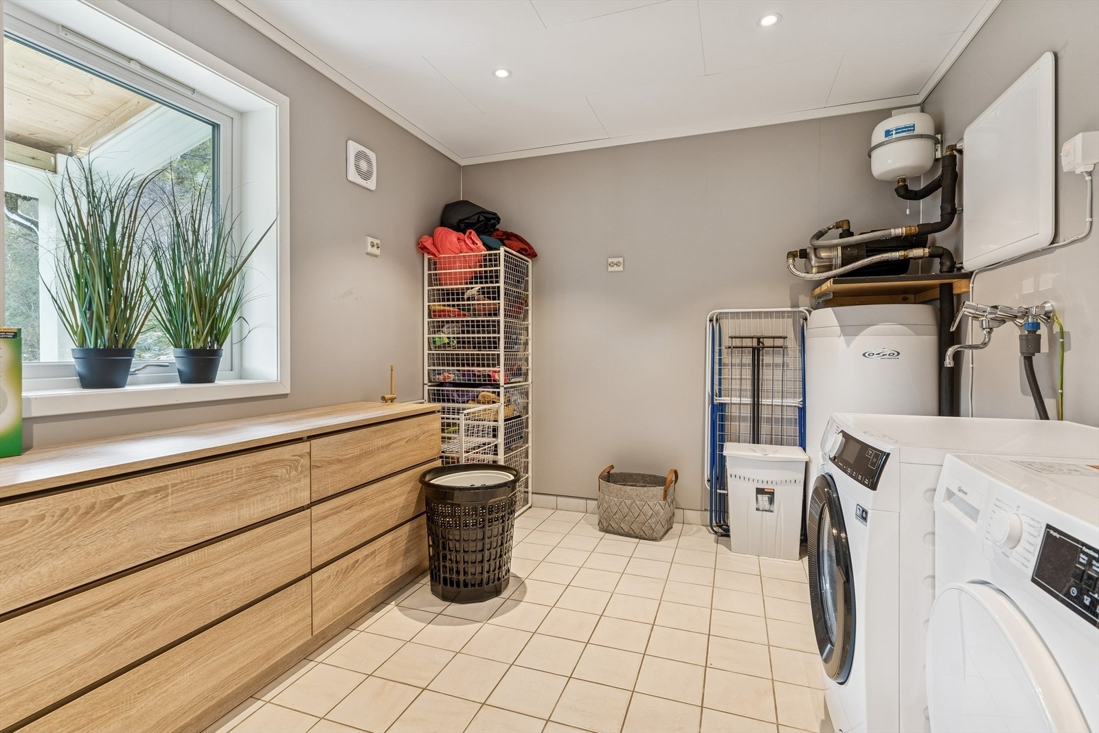 Vaskerom i underetasje med egen utgang. Vegger og tak er skiftet da det ble lagt inn rør i rør i hele huset, arbeidet er utført i 2021 Galleribilde