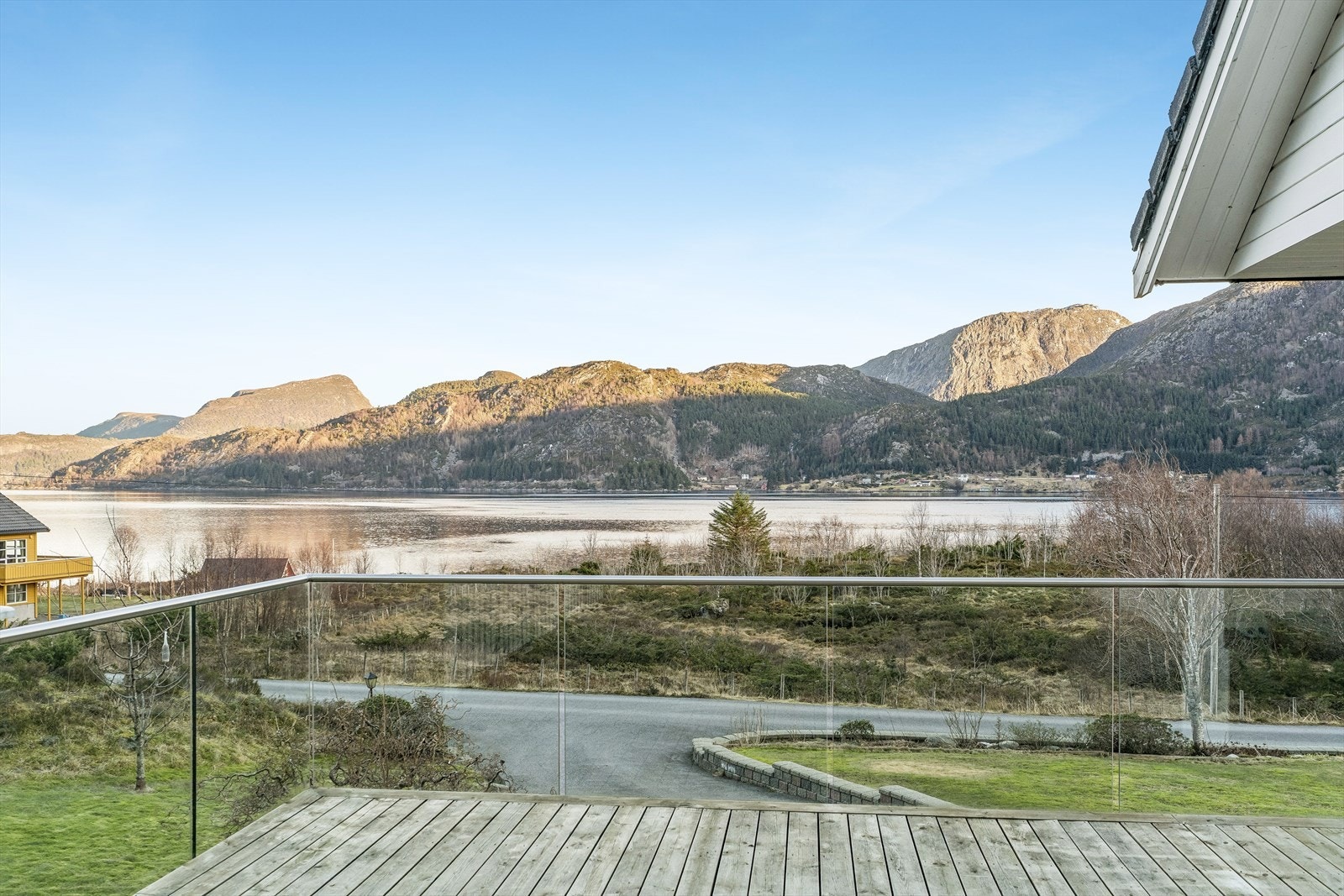 Herifra er det panoramautsikt mot fjorden Galleribilde